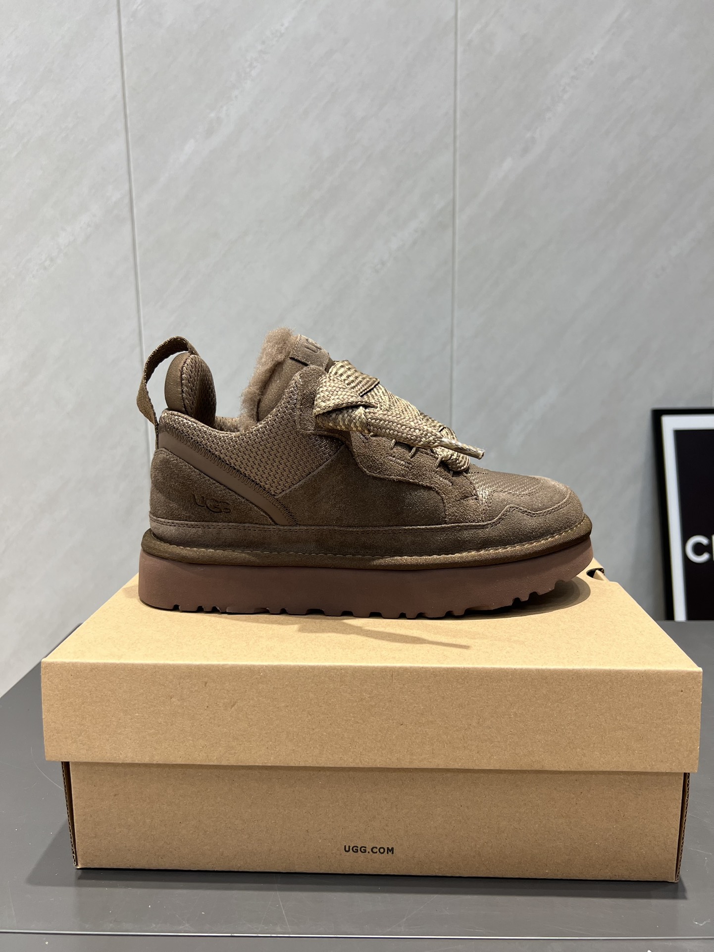 UGG~25vs爆款松糕厚底休闲鞋系列……
【圆头厚底休闲鞋】
一款不会撞衫的鞋子、简约的隔板设计➕上斑