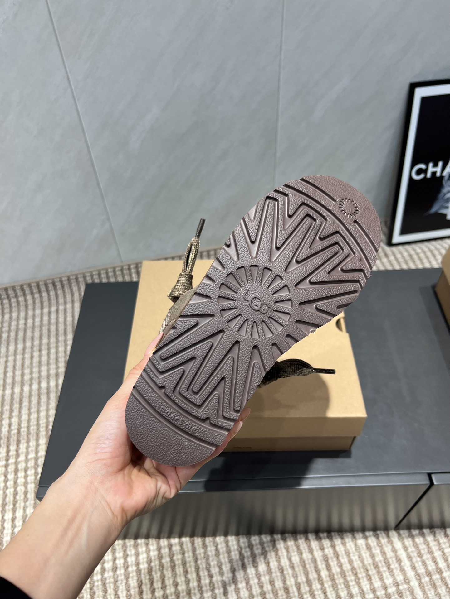 UGG~25vs爆款松糕厚底休闲鞋系列……
【圆头厚底休闲鞋】
一款不会撞衫的鞋子、简约的隔板设计➕上斑