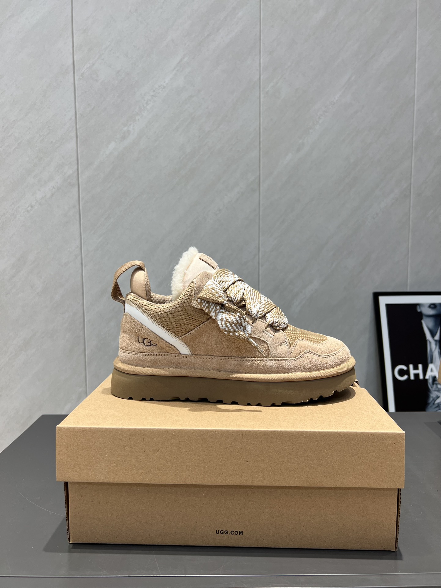 UGG~25vs爆款松糕厚底休闲鞋系列……
【圆头厚底休闲鞋】
一款不会撞衫的鞋子、简约的隔板设计➕上斑