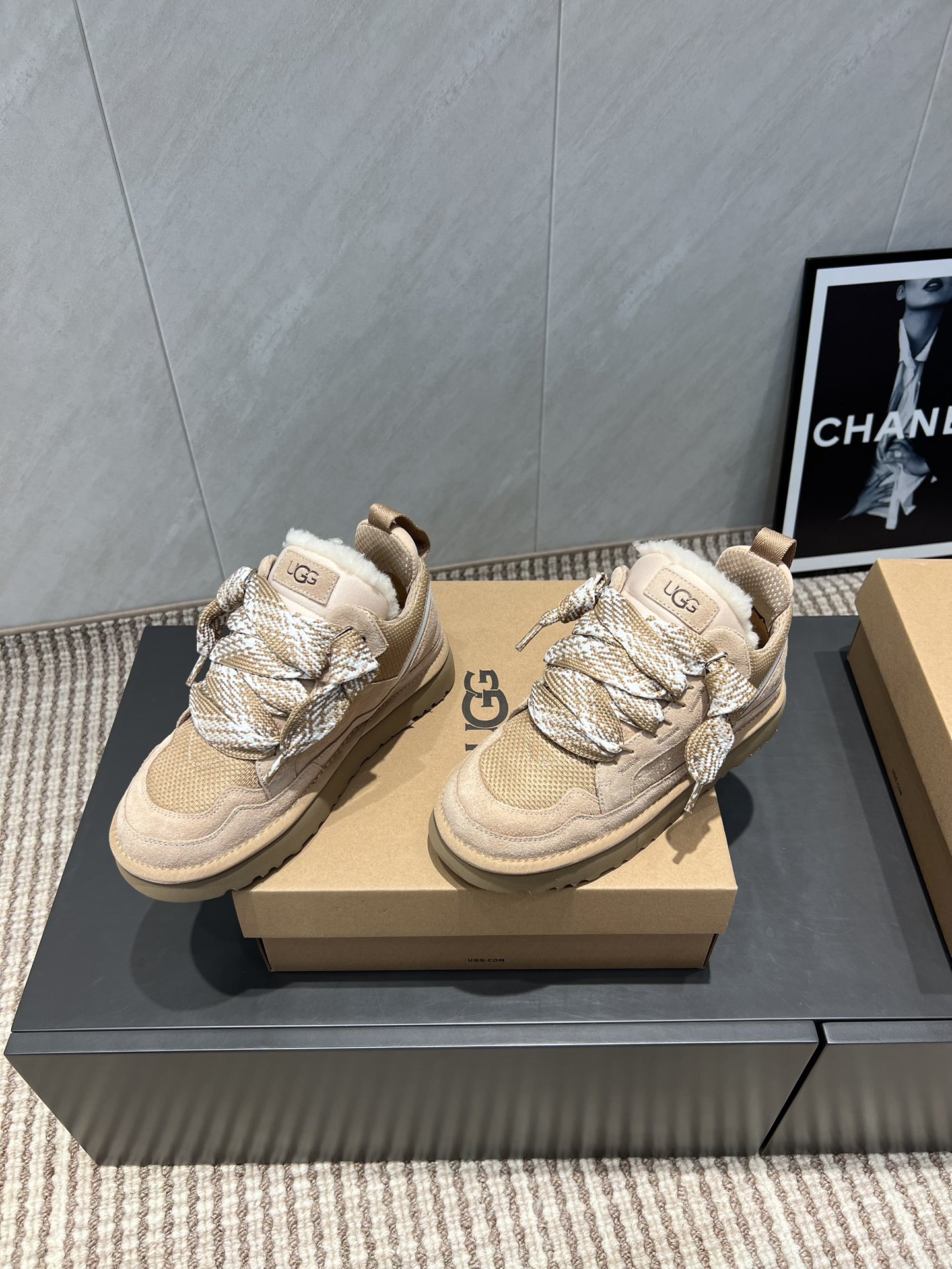 UGG~25vs爆款松糕厚底休闲鞋系列……
【圆头厚底休闲鞋】
一款不会撞衫的鞋子、简约的隔板设计➕上斑