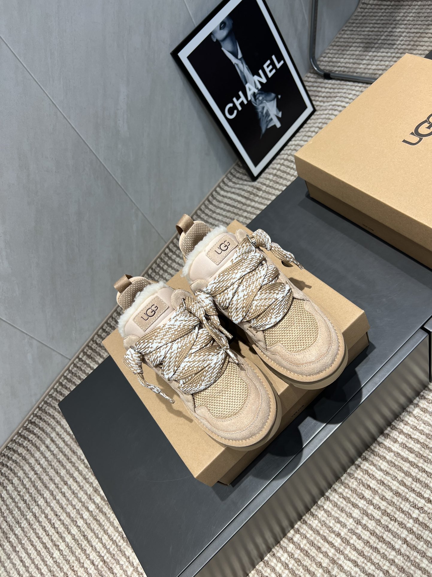 UGG~25vs爆款松糕厚底休闲鞋系列……
【圆头厚底休闲鞋】
一款不会撞衫的鞋子、简约的隔板设计➕上斑