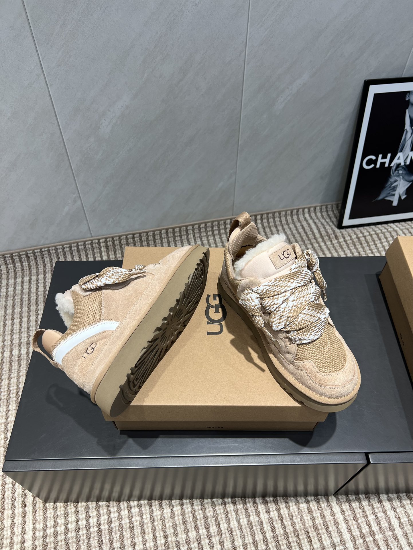 UGG~25vs爆款松糕厚底休闲鞋系列……
【圆头厚底休闲鞋】
一款不会撞衫的鞋子、简约的隔板设计➕上斑