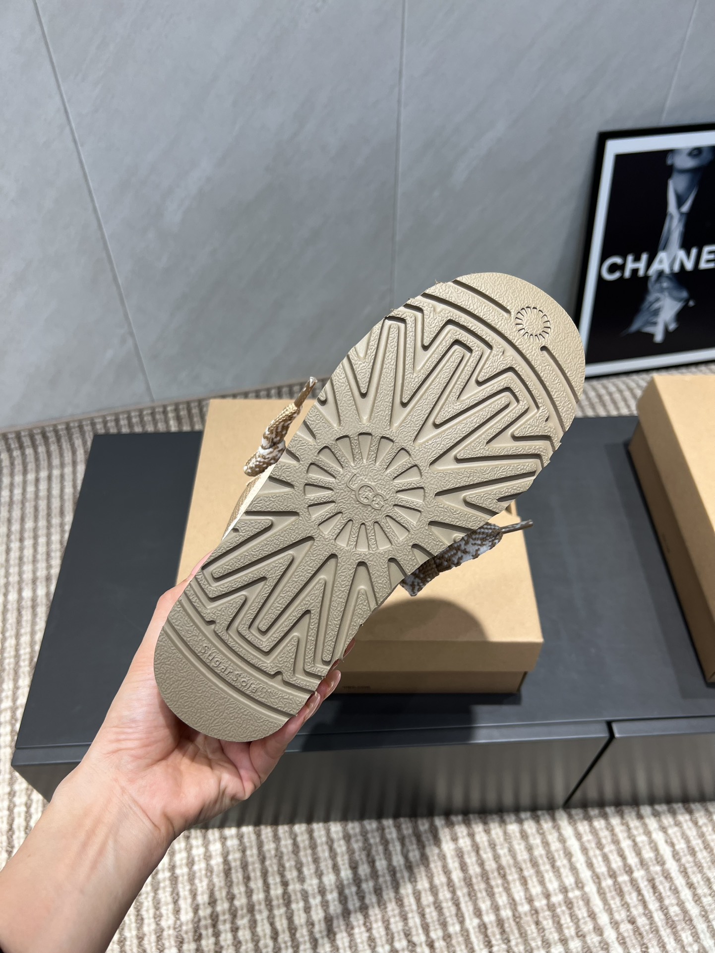 UGG~25vs爆款松糕厚底休闲鞋系列……
【圆头厚底休闲鞋】
一款不会撞衫的鞋子、简约的隔板设计➕上斑