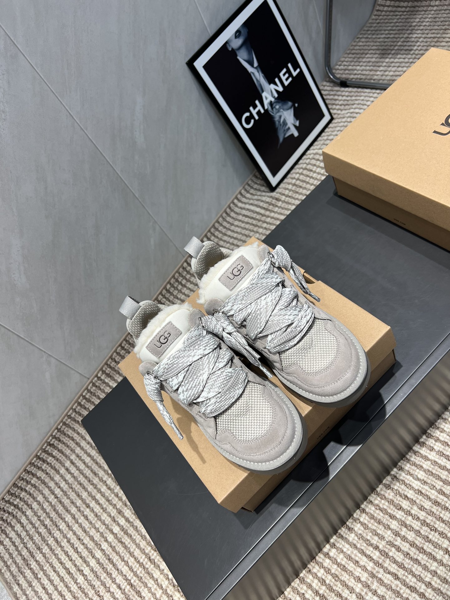 UGG~25vs爆款松糕厚底休闲鞋系列……
【圆头厚底休闲鞋】
一款不会撞衫的鞋子、简约的隔板设计➕上斑