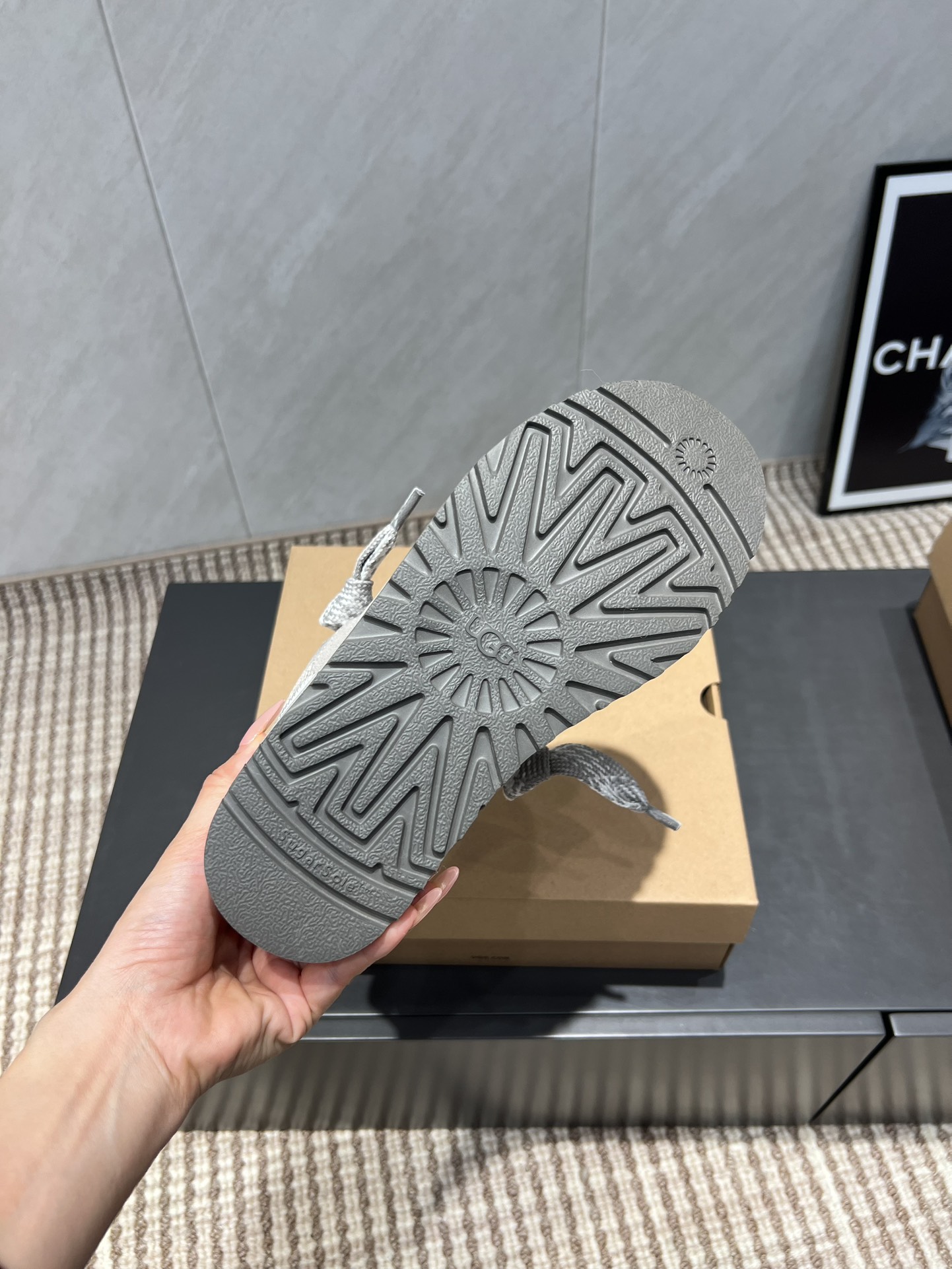 UGG~25vs爆款松糕厚底休闲鞋系列……
【圆头厚底休闲鞋】
一款不会撞衫的鞋子、简约的隔板设计➕上斑