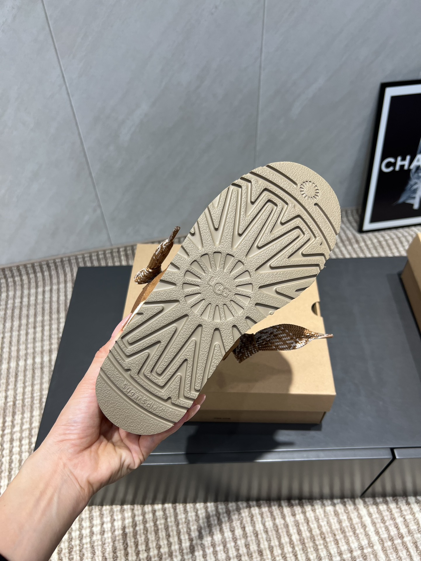 UGG~25vs爆款松糕厚底休闲鞋系列……
【圆头厚底休闲鞋】
一款不会撞衫的鞋子、简约的隔板设计➕上斑