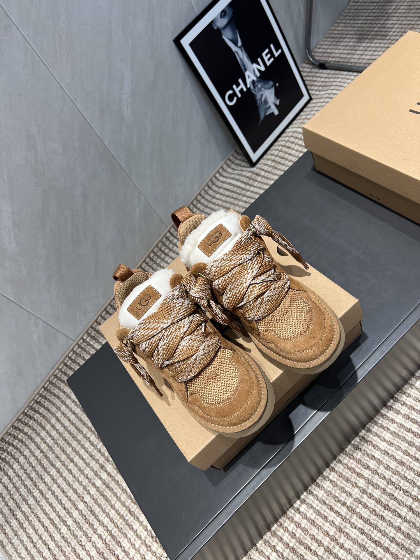 UGG~25vs爆款松糕厚底休闲鞋系列……
【圆头厚底休闲鞋】
一款不会撞衫的鞋子、简约的隔板设计➕上斑