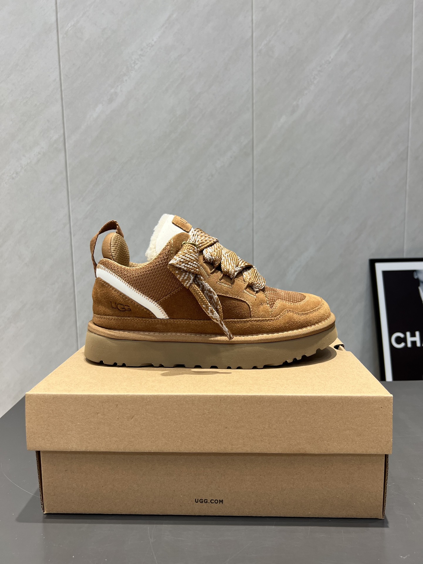 UGG~25vs爆款松糕厚底休闲鞋系列……
【圆头厚底休闲鞋】
一款不会撞衫的鞋子、简约的隔板设计➕上斑
