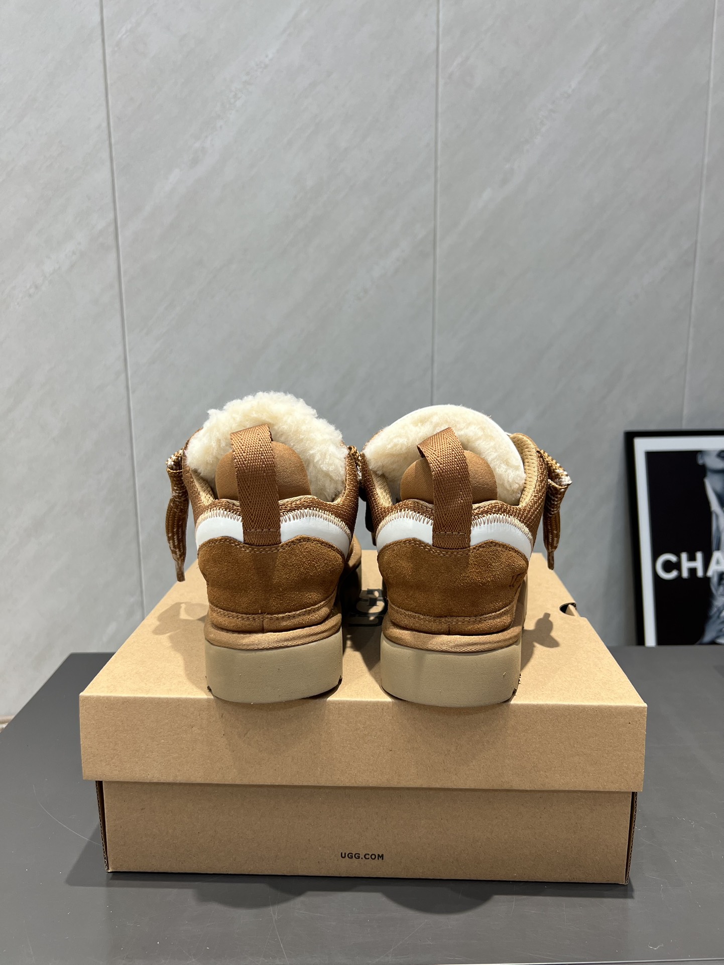 UGG~25vs爆款松糕厚底休闲鞋系列……
【圆头厚底休闲鞋】
一款不会撞衫的鞋子、简约的隔板设计➕上斑