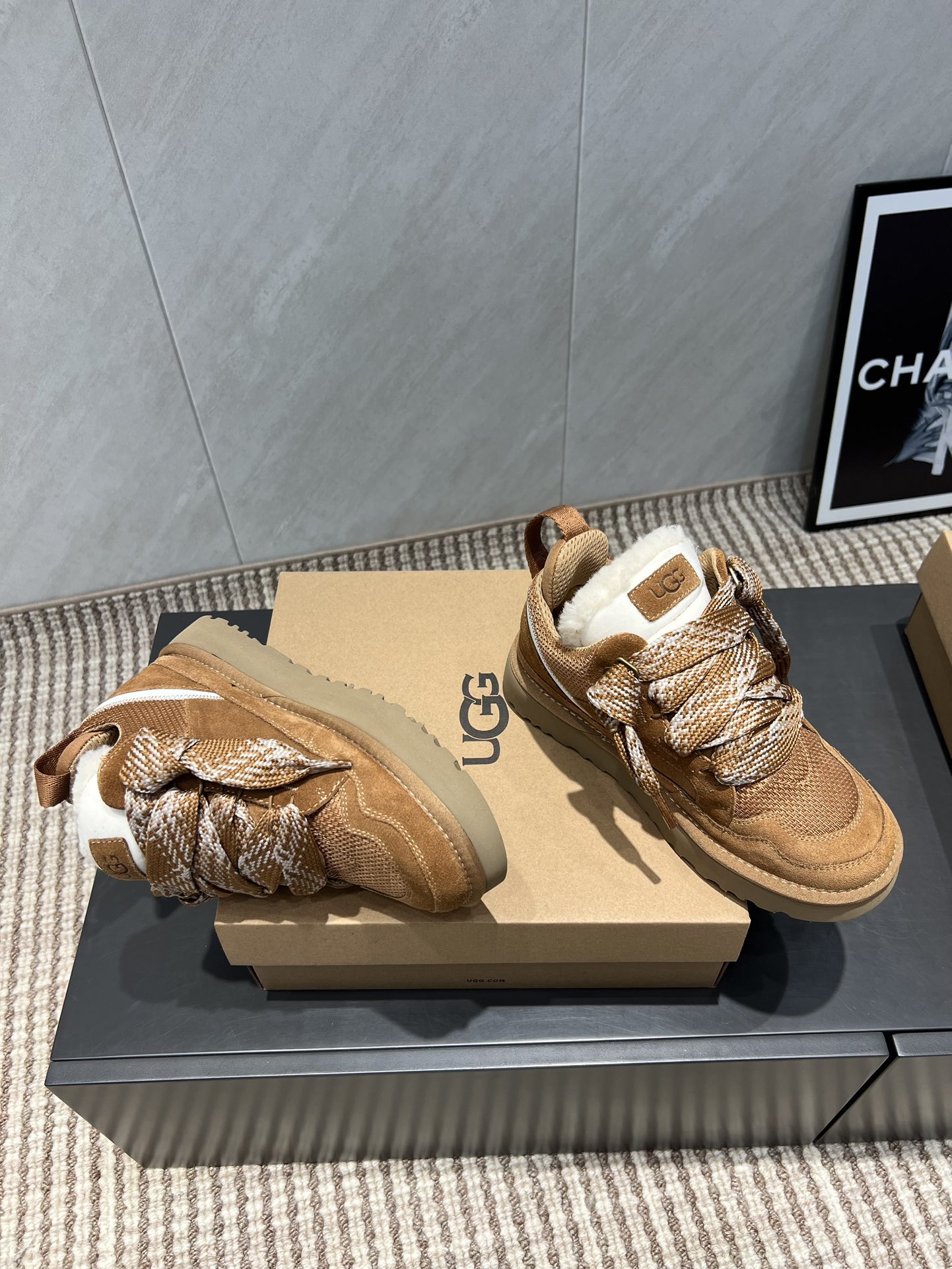 UGG~25vs爆款松糕厚底休闲鞋系列……
【圆头厚底休闲鞋】
一款不会撞衫的鞋子、简约的隔板设计➕上斑