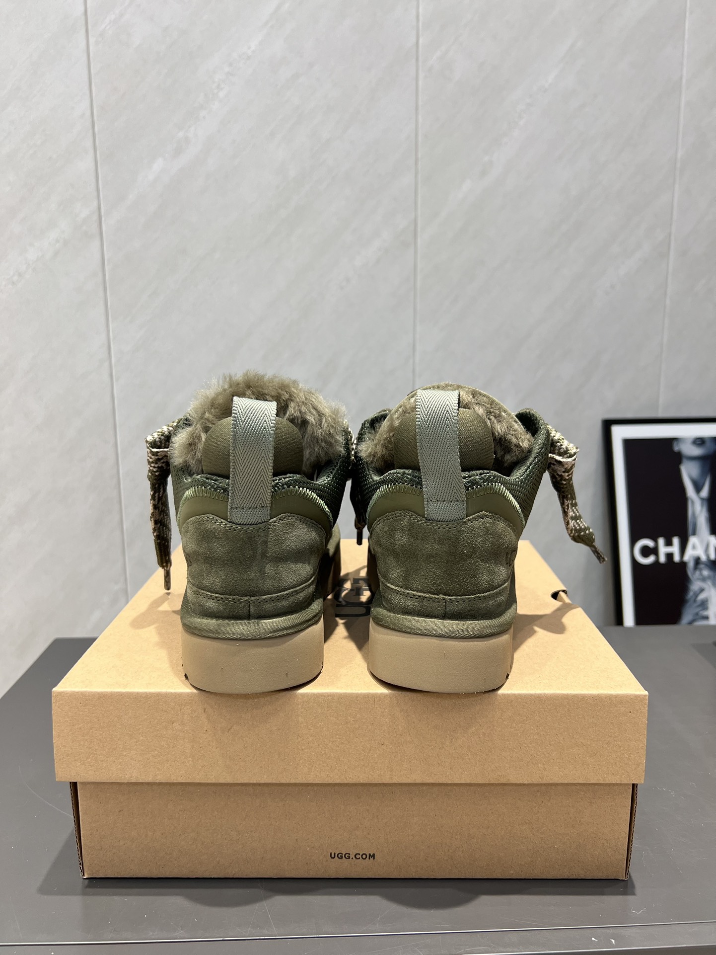UGG~25vs爆款松糕厚底休闲鞋系列……
【圆头厚底休闲鞋】
一款不会撞衫的鞋子、简约的隔板设计➕上斑