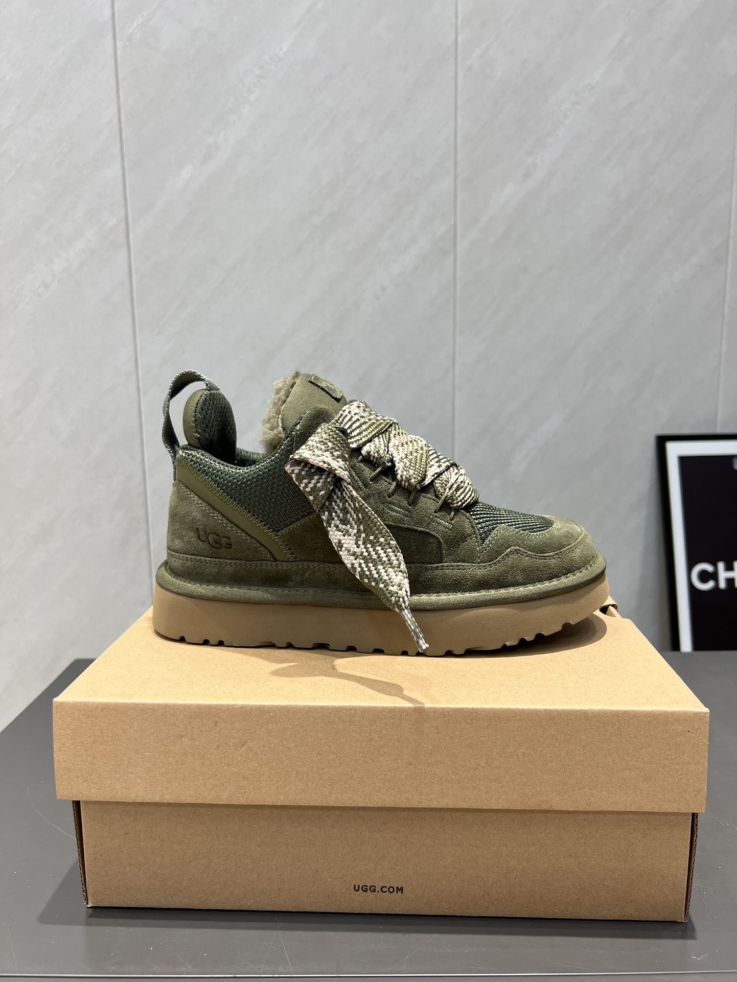 UGG~25vs爆款松糕厚底休闲鞋系列……
【圆头厚底休闲鞋】
一款不会撞衫的鞋子、简约的隔板设计➕上斑