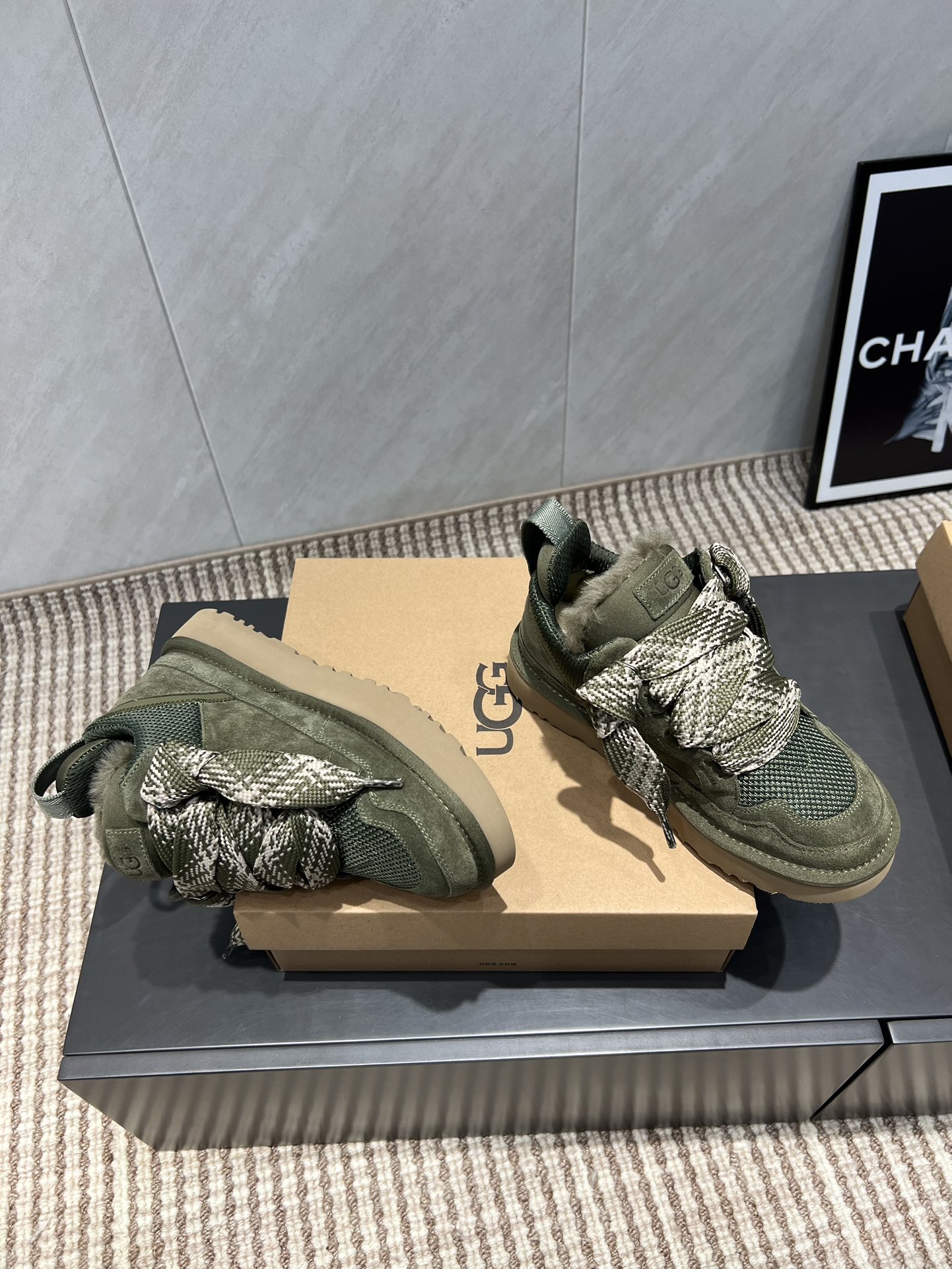 UGG~25vs爆款松糕厚底休闲鞋系列……
【圆头厚底休闲鞋】
一款不会撞衫的鞋子、简约的隔板设计➕上斑