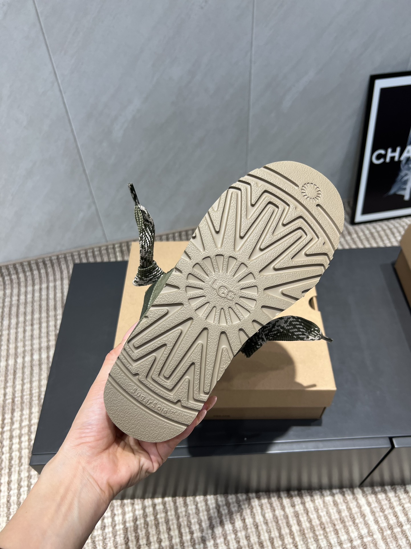 UGG~25vs爆款松糕厚底休闲鞋系列……
【圆头厚底休闲鞋】
一款不会撞衫的鞋子、简约的隔板设计➕上斑
