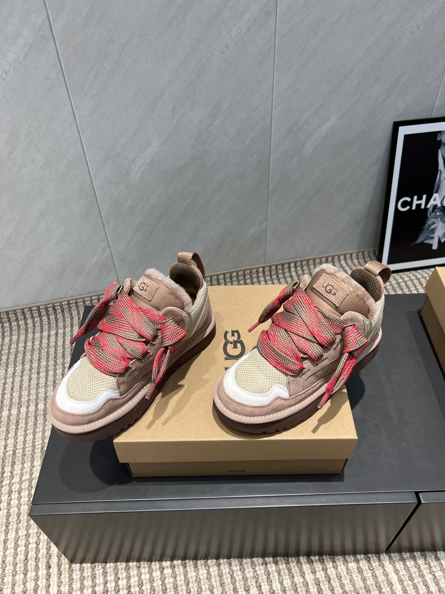 UGG~25vs爆款松糕厚底休闲鞋系列……
【圆头厚底休闲鞋】
一款不会撞衫的鞋子、简约的隔板设计➕上斑