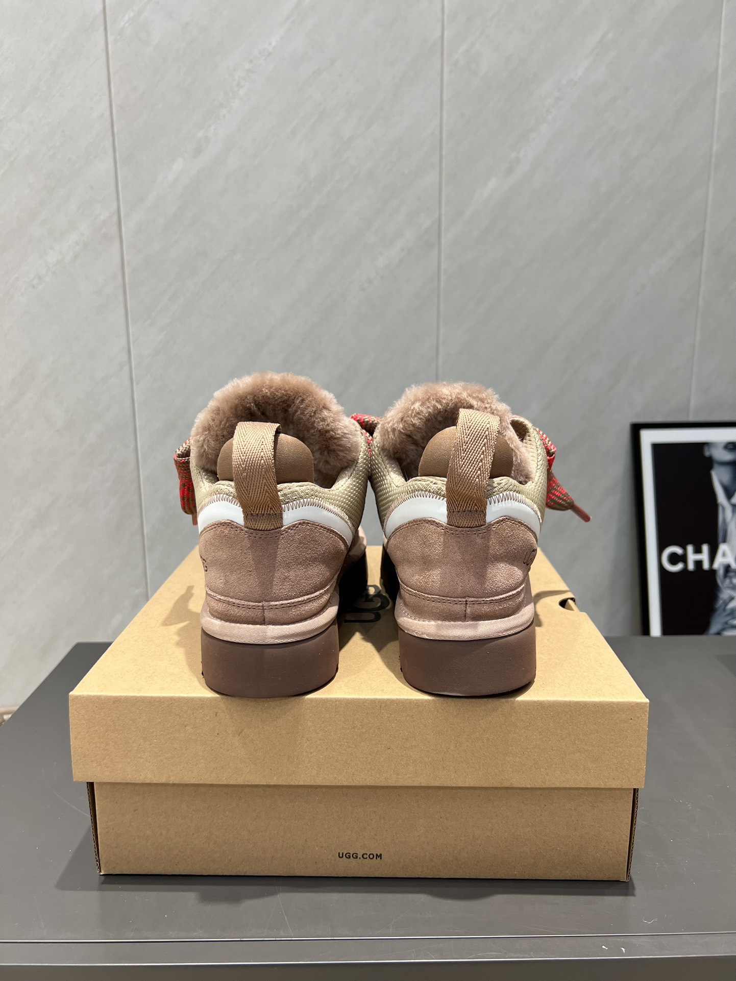 UGG~25vs爆款松糕厚底休闲鞋系列……
【圆头厚底休闲鞋】
一款不会撞衫的鞋子、简约的隔板设计➕上斑