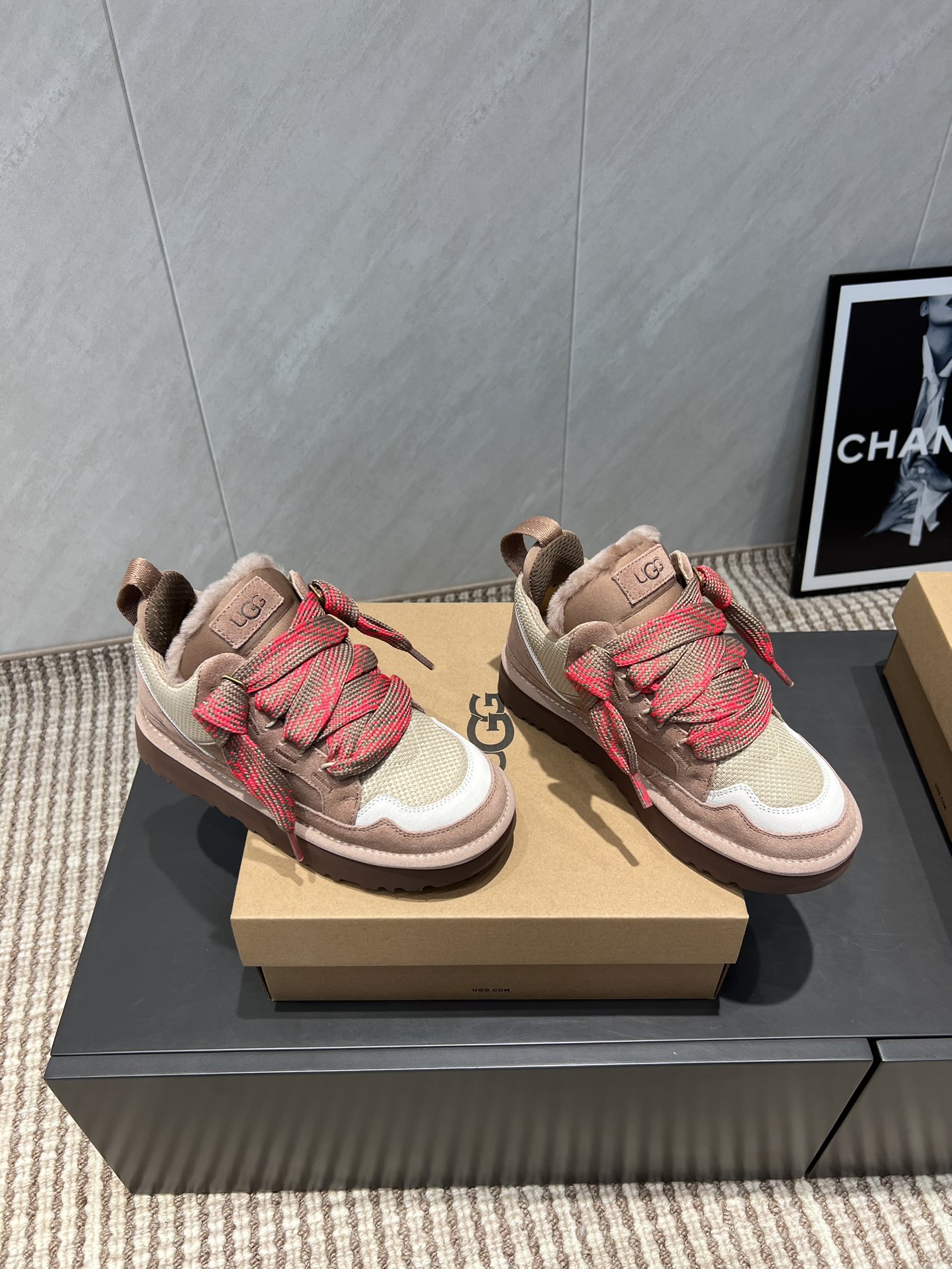 UGG~25vs爆款松糕厚底休闲鞋系列……
【圆头厚底休闲鞋】
一款不会撞衫的鞋子、简约的隔板设计➕上斑