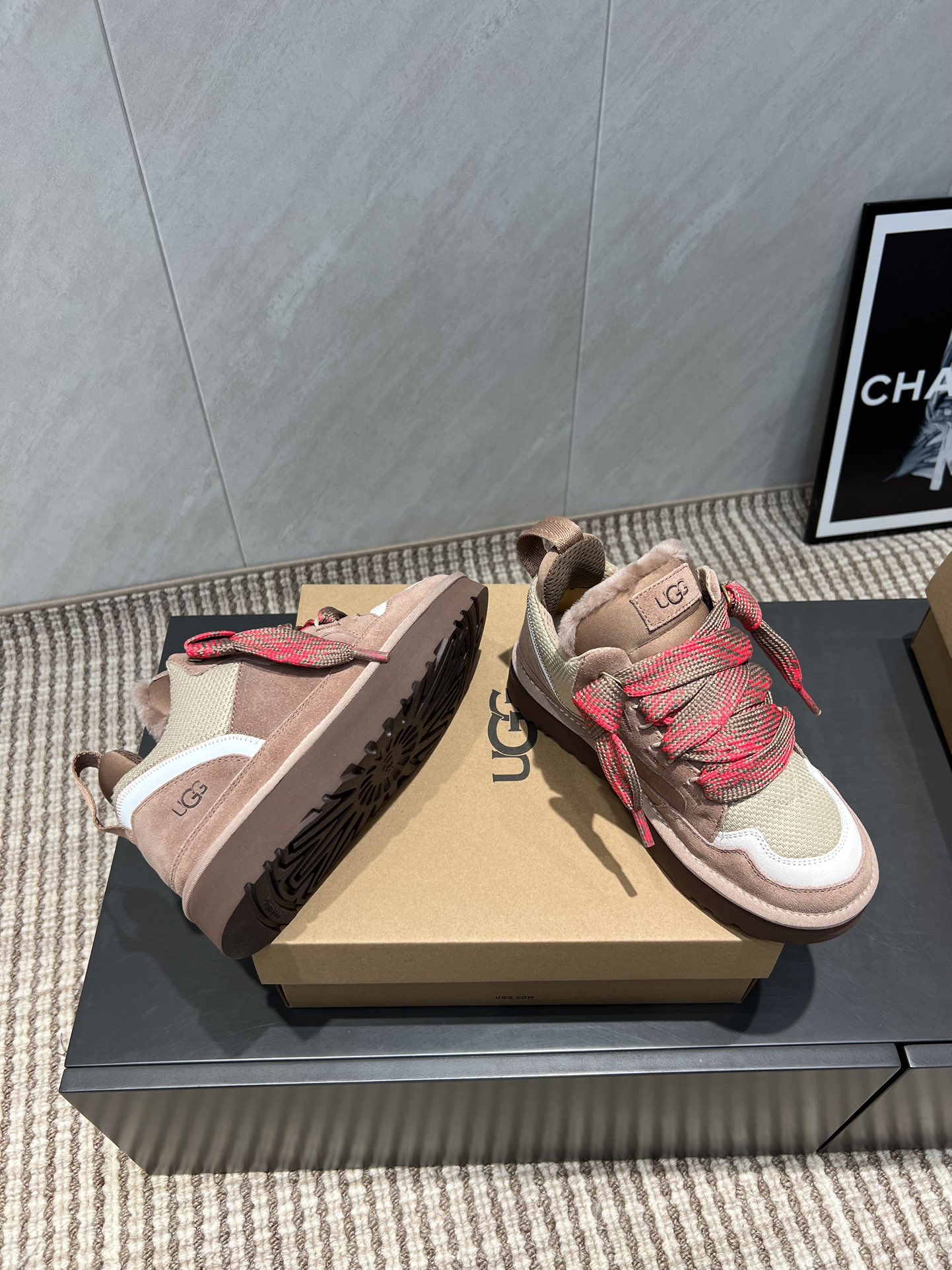 UGG~25vs爆款松糕厚底休闲鞋系列……
【圆头厚底休闲鞋】
一款不会撞衫的鞋子、简约的隔板设计➕上斑