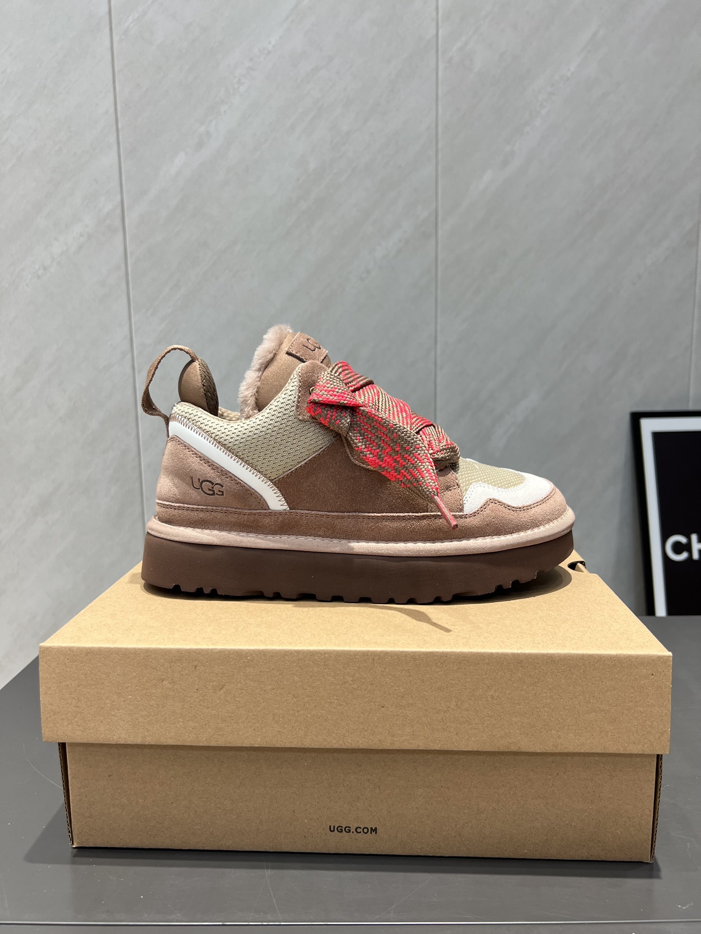 UGG~25vs爆款松糕厚底休闲鞋系列……
【圆头厚底休闲鞋】
一款不会撞衫的鞋子、简约的隔板设计➕上斑