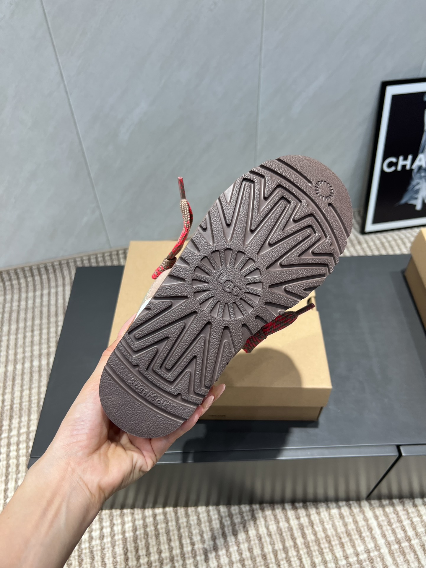 UGG~25vs爆款松糕厚底休闲鞋系列……
【圆头厚底休闲鞋】
一款不会撞衫的鞋子、简约的隔板设计➕上斑