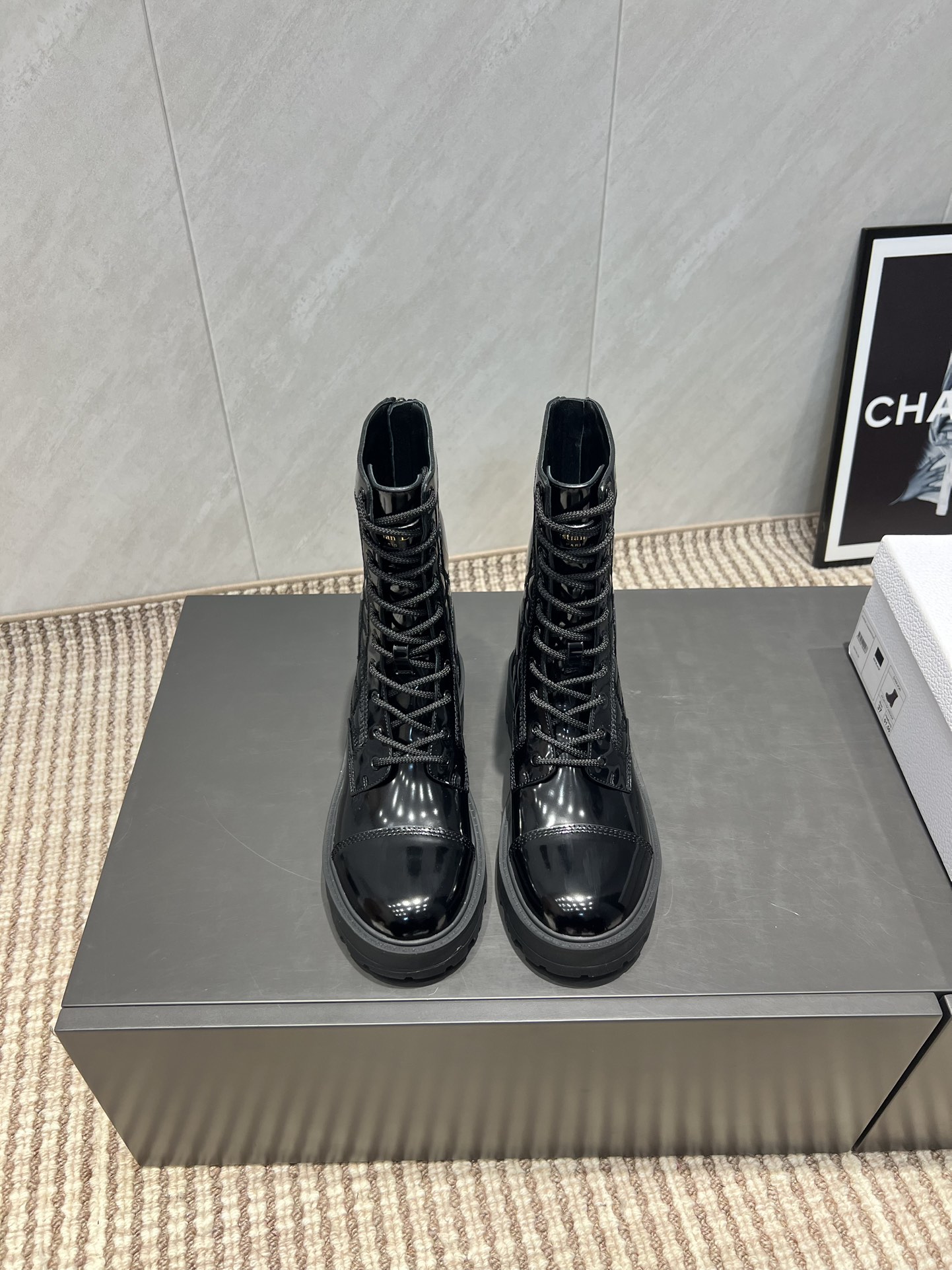 NO:484326,Pilimauli 'Exclusive Top Version' DIOR 2025 vs Early Autumn Classic Show D-Major Series [Round Head Electric Embroidery Thick-Soled Short Boots] Original Replica, complete difference in details, new retro technology electric embroidery vane, eye-catching time, simple and versatile... Fabric original cowhide electric embroidery craftsmanship Inner original custom sheepskin/pure wool foot pad original custom sheepskin/pure wool large sole original open molding large sole size 35-39 (40.41 customization without return and exchange) Packaging original full set of packaging color official update, boots, dior, dior, boots, cowhide, sheepskin19860909皮里毛里 《独家顶级版本》 DIOR迪奥2025vs早秋经典走秀款D-Major系列【圆头电绣厚底短靴】 原版复刻,细节完全区别,全新复古科技电绣风向标,时间抢眼,简约百搭不平凡…… 面料原版牛皮电绣工艺 内里原版定制羊皮/纯羊毛 垫脚原版定制羊皮/纯羊毛 大底原版开模成型大底 码数35—39（40.41定制不退换） 包装原版全套包装 颜色官方同步更新,靴子,dior,dior,boots,cowhide,sheepskin,Women's Shoes