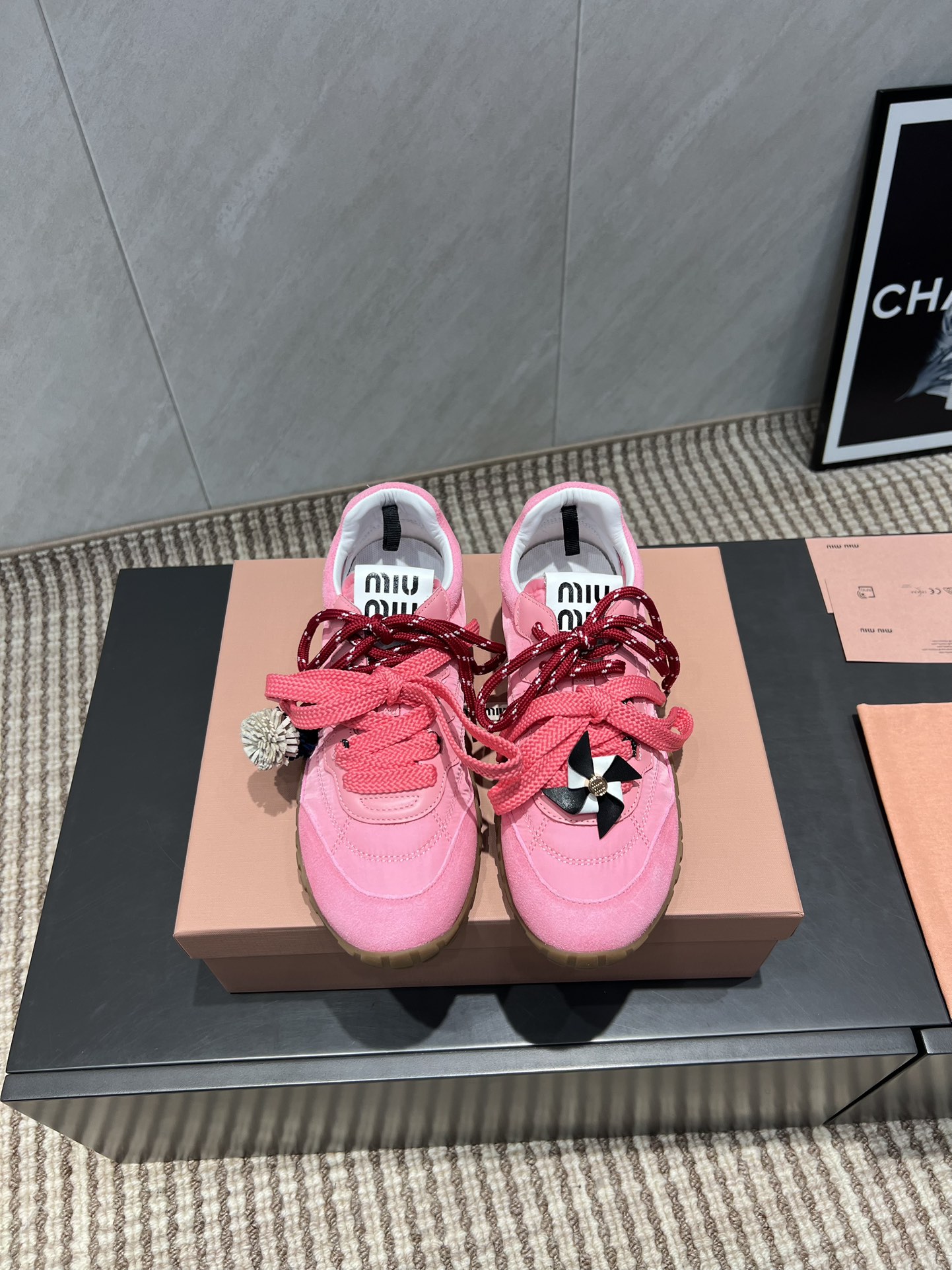 NO:484297,'Exclusive Top Version' Miumiu Miumiu 2025vs latest hot casual shoes series... [Color-blocked windmill buckle casual shoes] Miumiu latest hot design Avant-garde and bold design, Miu Miu style is integrated into the simple lines of this thick-soled canvas sneaker, the chic logo is decorated on the tongue and back of the shoe, embellished with retro design, adding iconic elements!  Thick sole design defines avant-garde modern style. Customized fabrics, original beef tiles, high mercerized fabrics, custom-made inner sheepskin, custom-made foot pads, injection molding, large sole original mold opening and anti-slip two-color bottom, packaging, full set of packaging, sizes 35-39 (40 customized) color official website synchronous update, casual shoes/sports shoes, miumiu, sneakers, sheepskin19860909《独家顶级版本》 缪缪miumiu 2025vs最新爆款休闲鞋系列……【拼色风车扣休闲鞋】  miumiu最新爆款 前卫大胆的设计,Miu Miu风格融于此款厚底帆布运动鞋的简约线条, 别致徽标饰于鞋舌与背面,点缀复古设计,平添标志性元素！厚底设计定义前卫的现代风格 面料定制原版牛猄高丝光布料 内里定制原版羊皮 垫脚定制注塑成型 大底原版开模防滑双色底 包装原版全套包装 码数35-39（40定制） 颜色官网同步更新,休闲鞋/运动鞋,miumiu,sneakers,sheepskin,Women's Shoes