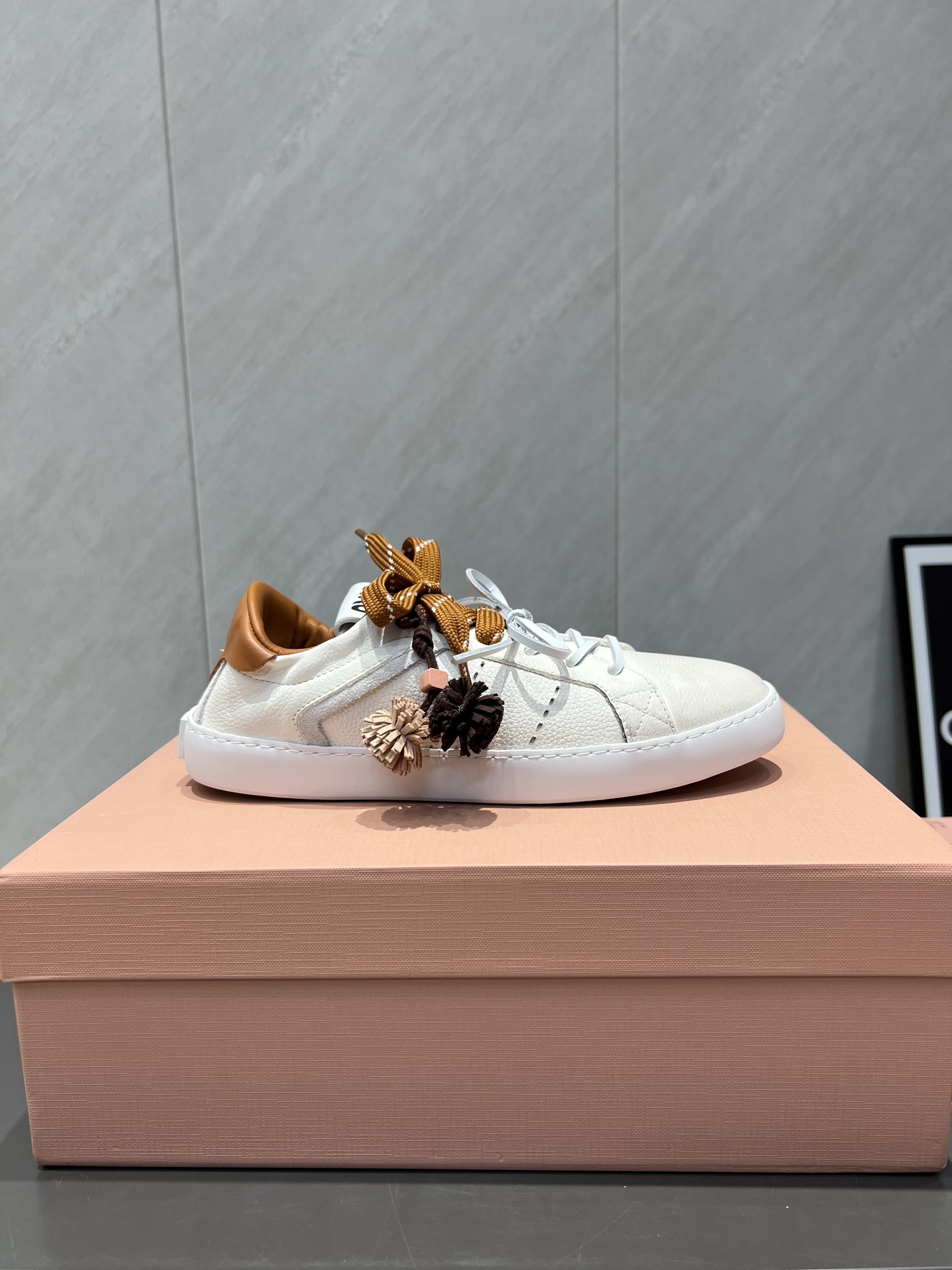 Combinación de colores marrón y blanco.