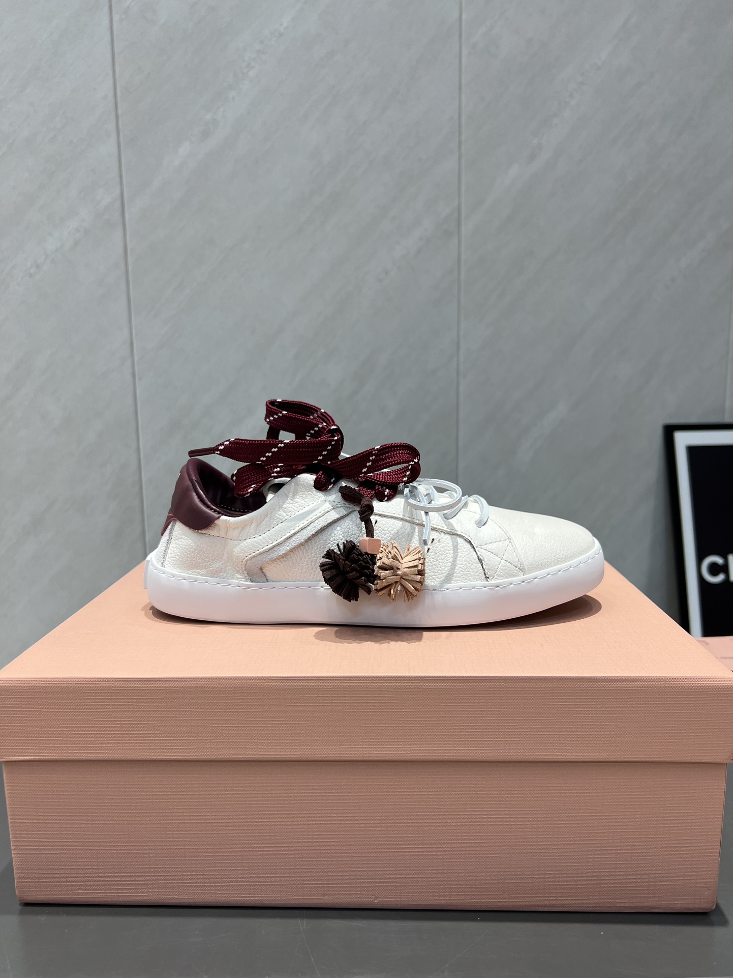 Combinación de colores burdeos y blanco.