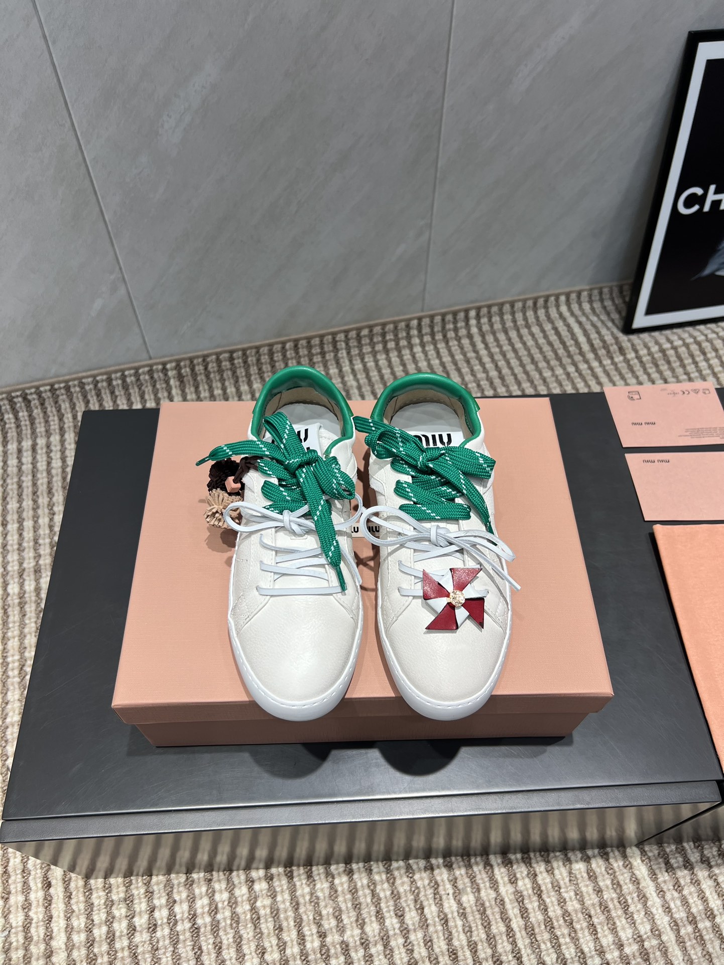 NO:484303,'Exclusive Top Version' Miumiu Miumiu 2025vs latest hot casual shoes series... [Color-blocked windmill buckle casual shoes] Miumiu latest hot design Avant-garde and bold design, Miu Miu style is integrated into the simple lines of this thick-soled canvas sneaker, the chic logo is decorated on the tongue and back of the shoe, embellished with retro design, adding iconic elements!  Thick sole design defines avant-garde modern style. Customized fabric original sheepskin custom windmill buckle. Customized inner sheepskin custom foot pads. Customized injection molding. Large sole original open molding and anti-slip molding sole. Packaging original full set of packaging. Size 35-39 (40 customized) Color official website synchronous update, casual shoes/sports shoes, miumiu, sneakers, sheepskin19860909《独家顶级版本》 缪缪miumiu 2025vs最新爆款休闲鞋系列……【拼色风车扣休闲鞋】  miumiu最新爆款 前卫大胆的设计,Miu Miu风格融于此款厚底帆布运动鞋的简约线条, 别致徽标饰于鞋舌与背面,点缀复古设计,平添标志性元素！厚底设计定义前卫的现代风格 面料定制原版羊皮定制风车扣 内里定制原版羊皮 垫脚定制注塑成型 大底原版开模防滑成型底 包装原版全套包装 码数35-39（40定制） 颜色官网同步更新,休闲鞋/运动鞋,miumiu,sneakers,sheepskin,Women's Shoes