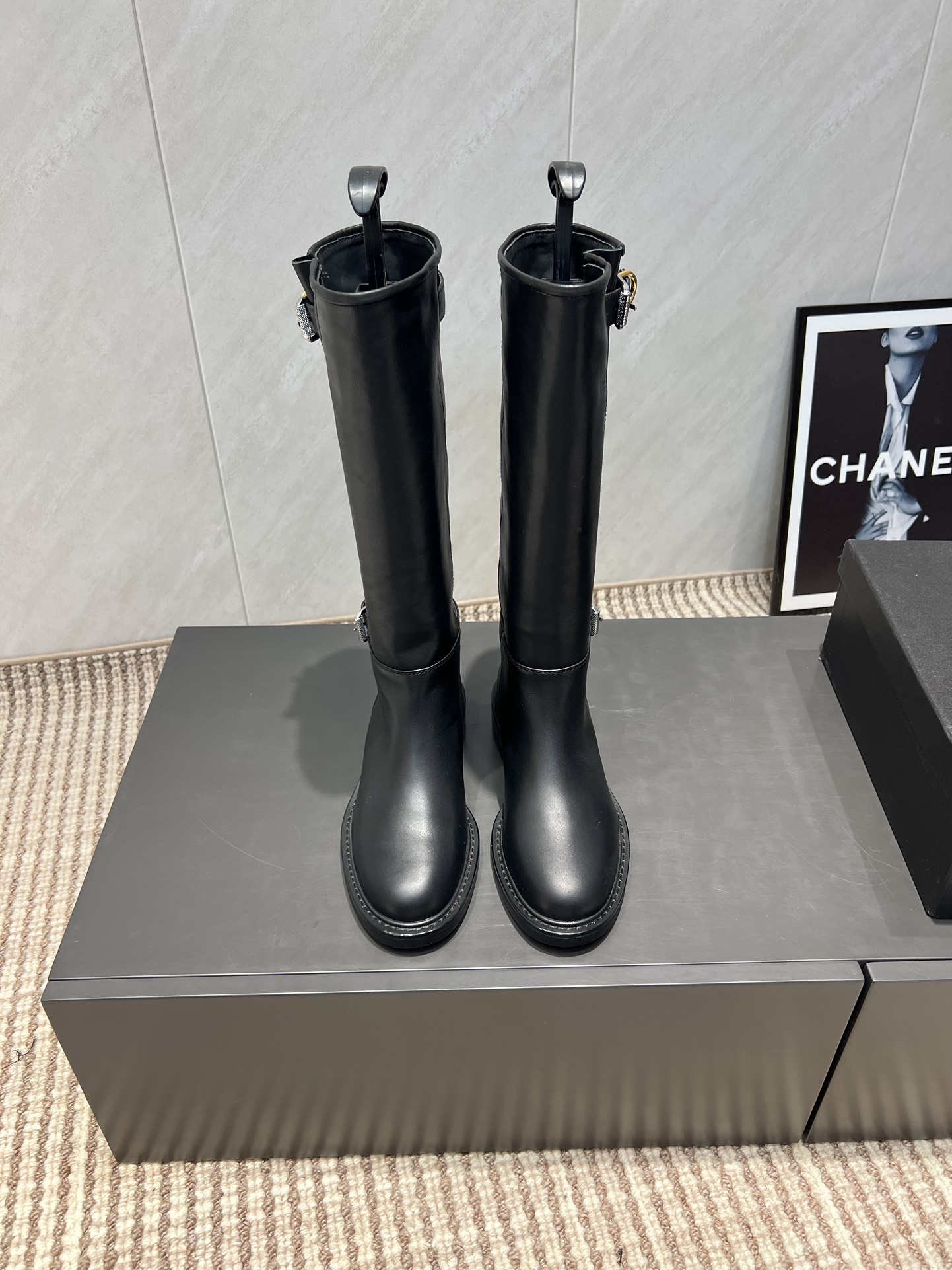 NO:484265,: 'Exclusive Top Version' GIVENCH*Y GIVENCH*Y 2025 vs Early Autumn New Boot Series... 'Round Toe Buckle High Boots' The new model is on the shelves. This flat sole has a very high outbound rate in European and American street photography. Ins is also popular. The shoe last has been adjusted for a month and the overall smoothness of the line remains consistent with the original version. It is really charming. I believe that women with taste will like it. The GIVENCHY series will never disappoint. The goddess' weapon... Fabric: original customized cowhide Inner: original customized sheepskin foot pad: original customized sheepskin Outsole: original open mold wear-resistant velvet combination sole Packaging: original full set of packaging Size: 35-39 (40.41 customized non-return and exchange) Color: original black, boots, given, given, given, boots, cowhide, sheepskin19860909:《独家顶级版本》 GIVENCH*Y纪梵*希2025vs早秋新款靴子系列… 《圆头扣带高靴》 新款上架这款平底在欧美街拍中出境率超高,ins也是火了一把,调鞋楦都调了一个月整体线条流畅性保持跟原版一致,真的太有魅力了,我相信有品味的女人会看上它,GIVENCHY系列一向不会令人失望,女神的利器…… 面料:原版定制牛皮 内里:原版定制羊皮 垫脚:原版定制羊皮 大底:原版开模耐磨绒组合底 包装:原版全套包装 码数:35-39（40.41定做不退换） 颜色:原版黑色,靴子,givenchy,givenchy,boots,cowhide,sheepskin,Women's Shoes