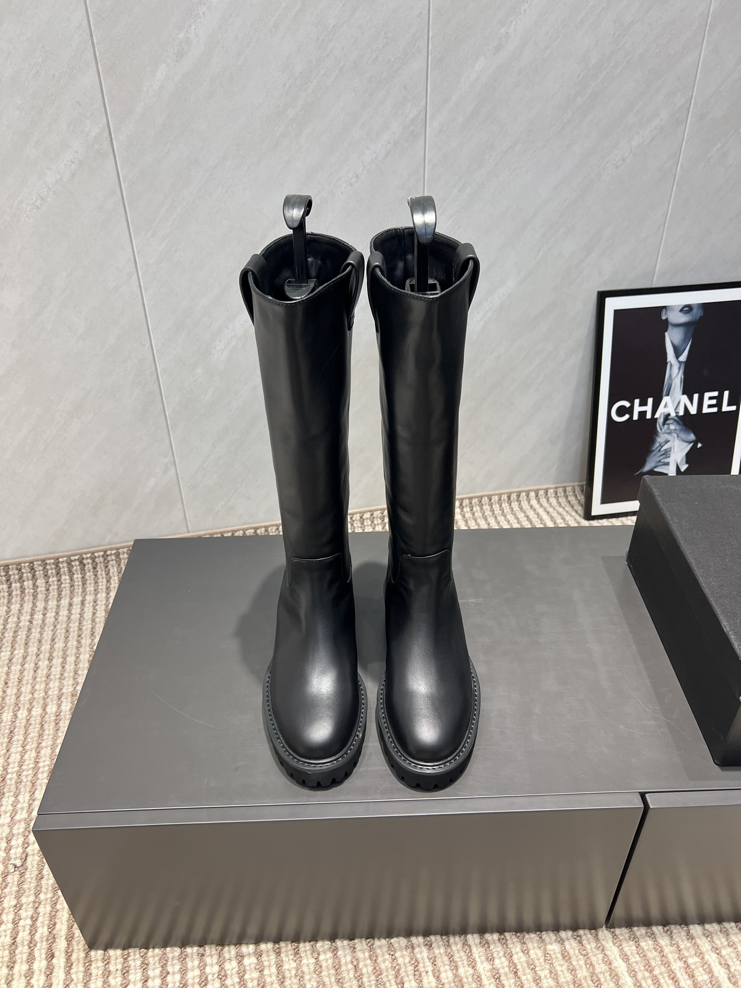 NO:484269,: 'Exclusive Top Version' GIVENCH*Y GIVENCH*Y 2025 vs Early Autumn New Boot Series... 'Round Head High Boots' The new model is on the shelves. This flat sole has a very high outbound rate in European and American street photography. Ins is also popular. The shoe last has been adjusted for a month and the overall smoothness of the line remains consistent with the original version. It is really charming. I believe that women with taste will like it. The GIVENCHY series will never disappoint. The goddess' weapon... Fabric: Original custom cowhide Inner: Original custom sheepskin Foot: Original custom sheepskin Outsole: Original open mold wear-resistant velvet combination sole Packaging: Original full set of packaging Size: 35-39 (40.41 custom-made non-return) Color: Original black, boots, given, given, given, boots, cowhide, sheepskin19860909:《独家顶级版本》 GIVENCH*Y纪梵*希2025vs早秋新款靴子系列… 《圆头一脚蹬高靴》 新款上架这款平底在欧美街拍中出境率超高,ins也是火了一把,调鞋楦都调了一个月整体线条流畅性保持跟原版一致,真的太有魅力了,我相信有品味的女人会看上它,GIVENCHY系列一向不会令人失望,女神的利器…… 面料:原版定制牛皮 内里:原版定制羊皮 垫脚:原版定制羊皮 大底:原版开模耐磨绒组合底 包装:原版全套包装 码数:35-39（40.41定做不退换） 颜色:原版黑色,靴子,givenchy,givenchy,boots,cowhide,sheepskin,Women's Shoes