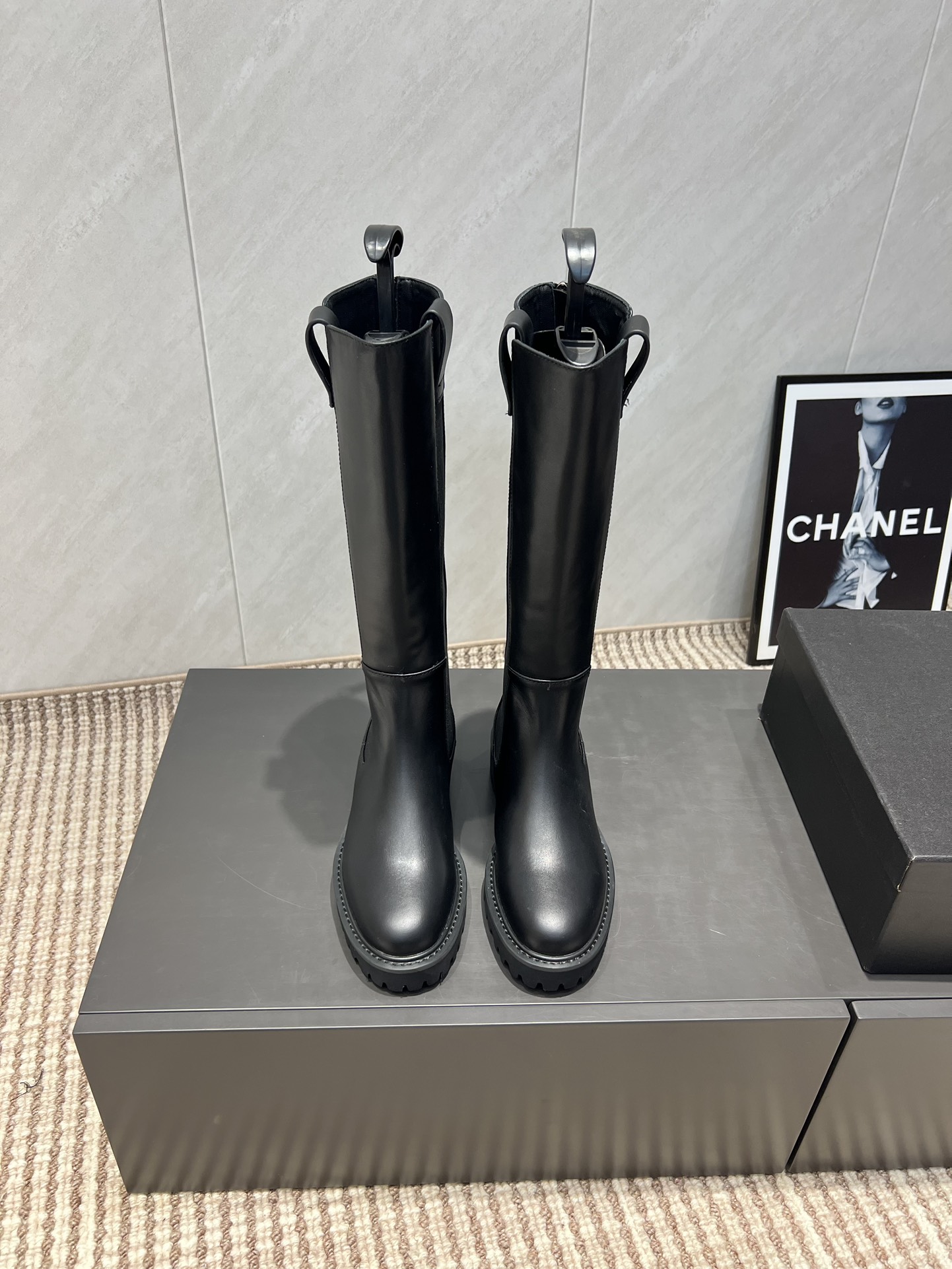 NO:484273,: 'Exclusive Top Version' GIVENCH*Y GIVENCH*Y 2025 vs Early Autumn New Boot Series... 'Round Toe Elastic High Boots' The new model is on the shelves. This flat sole has a very high outbound rate in European and American street photography. Ins is also popular. The shoe last has been adjusted for a month and the overall smoothness of the line remains consistent with the original version. It is really charming. I believe that women with taste will like it. The GIVENCHY series will never disappoint. The goddess' weapon... Fabric: Original custom cowhide Inner: Original custom sheepskin Floor pad: Original custom sheepskin Outsole: Original open mold wear-resistant velvet combination sole Packaging: Original full set of packaging Size: 35-39 (40.41 custom-made non-return) Color: Original black, boots, given, given, given, boots, cowhide, sheepskin19860909:《独家顶级版本》 GIVENCH*Y纪梵*希2025vs早秋新款靴子系列… 《圆头松紧高靴》 新款上架这款平底在欧美街拍中出境率超高,ins也是火了一把,调鞋楦都调了一个月整体线条流畅性保持跟原版一致,真的太有魅力了,我相信有品味的女人会看上它,GIVENCHY系列一向不会令人失望,女神的利器…… 面料:原版定制牛皮 内里:原版定制羊皮 垫脚:原版定制羊皮 大底:原版开模耐磨绒组合底 包装:原版全套包装 码数:35-39（40.41定做不退换） 颜色:原版黑色,靴子,givenchy,givenchy,boots,cowhide,sheepskin,Women's Shoes