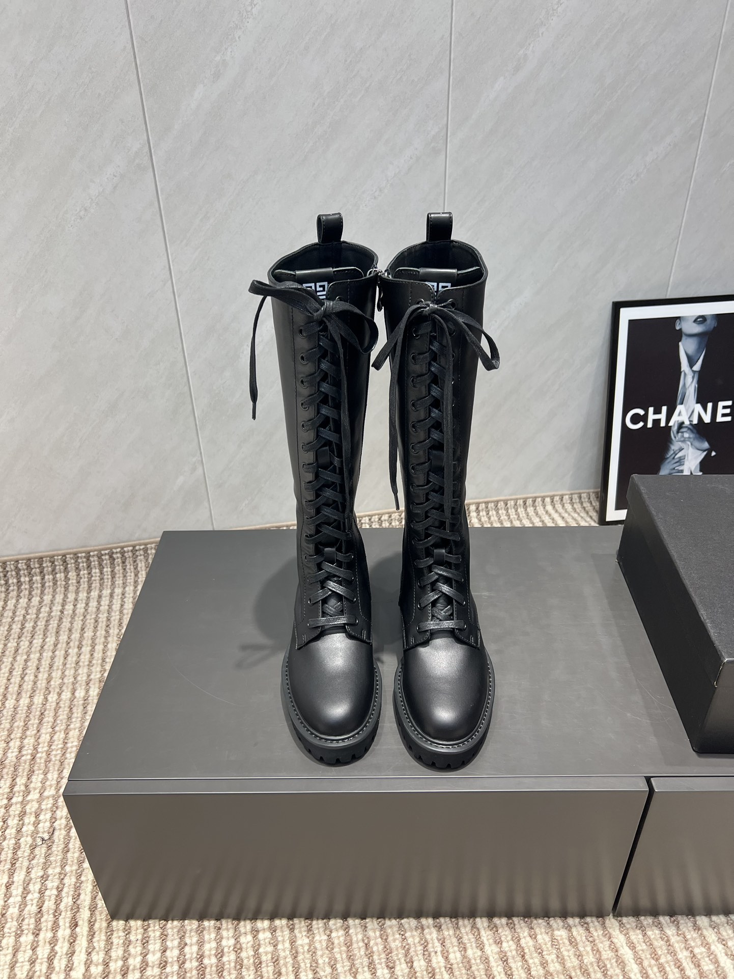 NO:484277,: 'Exclusive Top Version' GIVENCH*Y GIVENCH*Y 2025 vs Early Autumn New Boot Series... 'Round toe strap high boots' The new model is on the shelves. This flat sole has a very high outbound rate in European and American street photography. Ins is also popular. The shoe last has been adjusted for a month and the overall smoothness of the line remains consistent with the original version. It is really charming. I believe that women with taste will like it. The GIVENCHY series will never disappoint. The goddess' weapon... Fabric: original customized cowhide Inner: original customized sheepskin foot pad: original customized sheepskin Outsole: original open mold wear-resistant velvet combination sole Packaging: original full set of packaging Size: 35-39 (40.41 customized non-return and exchange) Color: original black, boots, given, given, given, boots, cowhide, sheepskin19860909:《独家顶级版本》 GIVENCH*Y纪梵*希2025vs早秋新款靴子系列… 《圆头绑带高靴》 新款上架这款平底在欧美街拍中出境率超高,ins也是火了一把,调鞋楦都调了一个月整体线条流畅性保持跟原版一致,真的太有魅力了,我相信有品味的女人会看上它,GIVENCHY系列一向不会令人失望,女神的利器…… 面料:原版定制牛皮 内里:原版定制羊皮 垫脚:原版定制羊皮 大底:原版开模耐磨绒组合底 包装:原版全套包装 码数:35-39（40.41定做不退换） 颜色:原版黑色,靴子,givenchy,givenchy,boots,cowhide,sheepskin,Women's Shoes