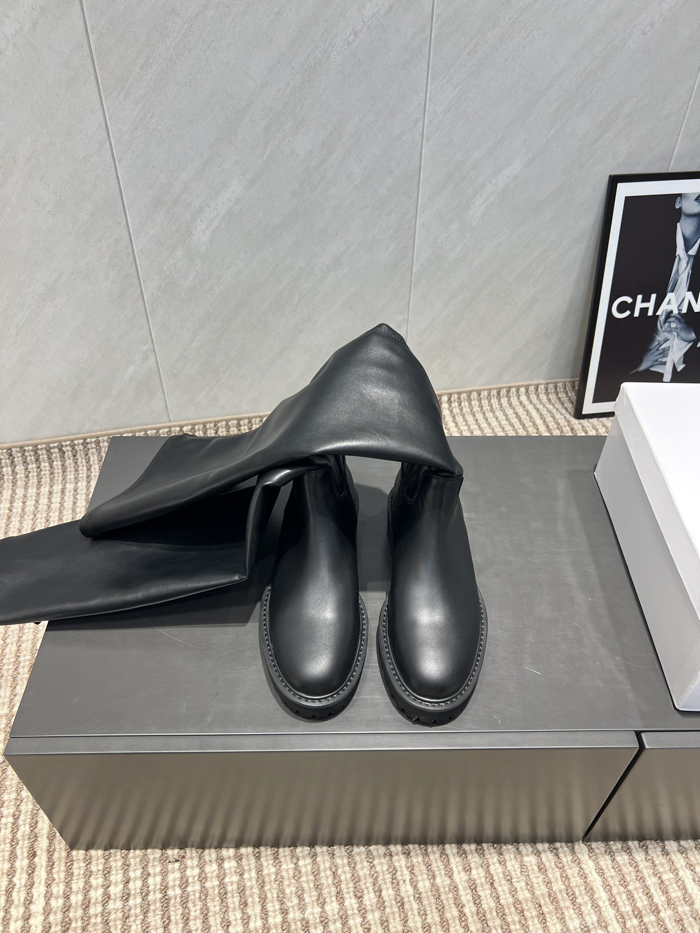 NO:484280,: 'Exclusive Top Version' GIVENCH*Y GIVENCH*Y 2025 vs Early Autumn New Boot Series... 'Round Toe Elastic Boots' The new model is on the shelves. This flat sole has a very high outbound rate in European and American street photography. Ins has also become popular. The shoe last has been adjusted for a month and the overall smoothness of the line remains consistent with the original version. It is really charming. I believe that women with taste will like it. The GIVENCHY series will never disappoint. The goddess' weapon... Fabric: original customized cowhide elastic leather Inner: original customized sheepskin foot pad: original customized sheepskin Outsole: original open mold wear-resistant velvet combination bottom Packaging: original full set of packaging Size: 35-39 (40.41 customized no return or exchange)  Color: original black, boots, given, given, given, boots, cowhide, sheepskin19860909:《独家顶级版本》 GIVENCH*Y纪梵*希2025vs早秋新款靴子系列… 《圆头弹力长靴》 新款上架这款平底在欧美街拍中出境率超高,ins也是火了一把,调鞋楦都调了一个月整体线条流畅性保持跟原版一致,真的太有魅力了,我相信有品味的女人会看上它,GIVENCHY系列一向不会令人失望,女神的利器…… 面料:原版定制牛皮弹力皮革 内里:原版定制羊皮 垫脚:原版定制羊皮 大底:原版开模耐磨绒组合底 包装:原版全套包装 码数:35-39（40.41定做不退换） 颜色:原版黑色,靴子,givenchy,givenchy,boots,cowhide,sheepskin,Women's Shoes