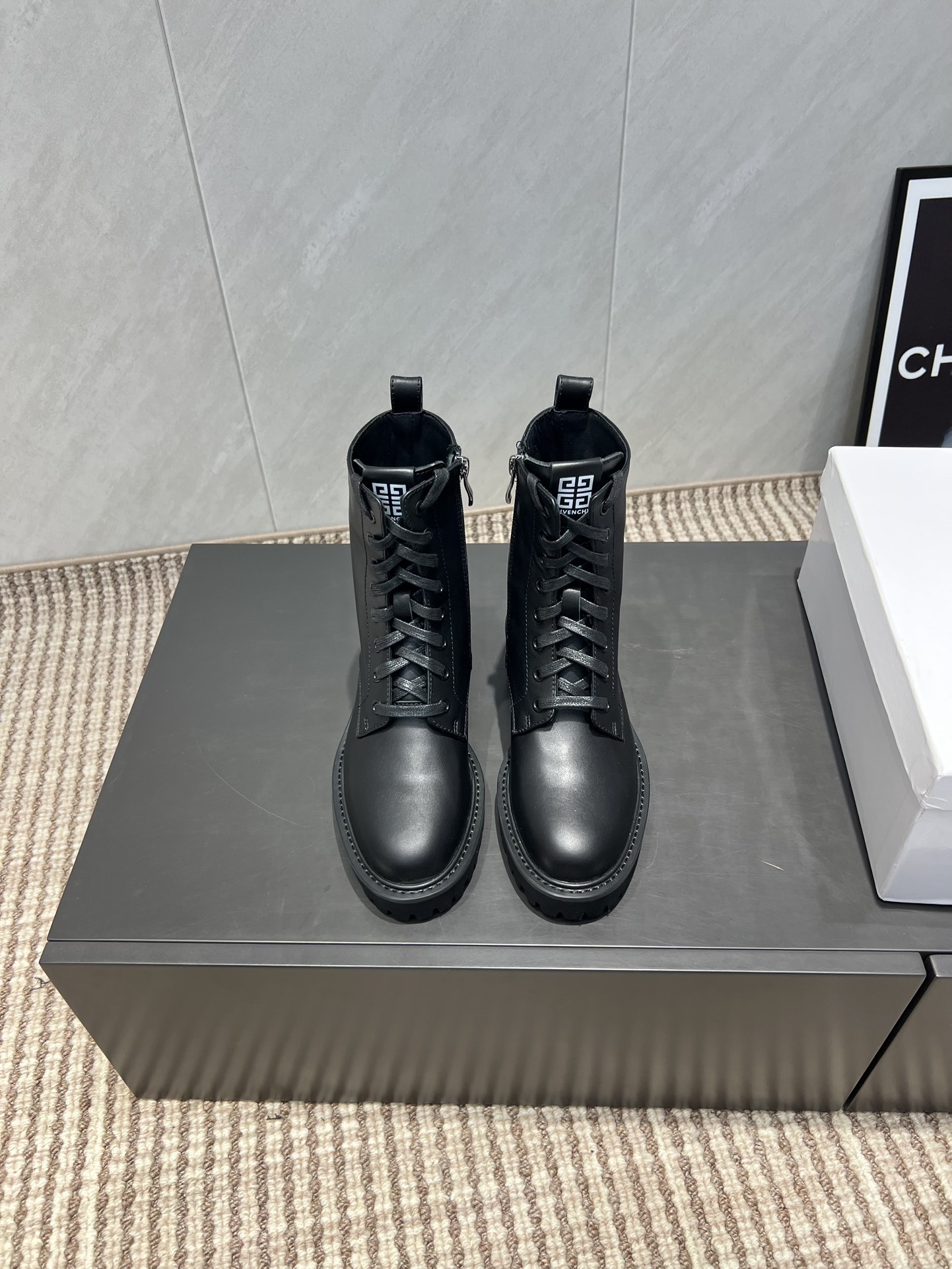 NO:484285,: 'Exclusive Top Version' GIVENCH*Y GIVENCH*Y 2025 vs Early Autumn New Boot Series... 'Round Toe Thick Boots' The new model is on the shelves. This flat sole has a very high outbound rate in European and American street photography. Ins is also popular. The shoe last has been adjusted for a month and the overall smoothness of the line remains consistent with the original version. It is really charming. I believe that women with taste will like it. The GIVENCHY series will never disappoint. The goddess' weapon... Fabric: Original custom cowhide Inner: Original custom sheepskin Floor pad: Original custom sheepskin Outsole: Original open mold wear-resistant velvet combination sole Packaging: Original full set of packaging Size: 35-39 (40.41 custom-made non-return and exchange) Color: Original black, boots, given, given, given, boots, cowhide, sheepskin19860909:《独家顶级版本》 GIVENCH*Y纪梵*希2025vs早秋新款靴子系列… 《圆头厚底短靴》 新款上架这款平底在欧美街拍中出境率超高,ins也是火了一把,调鞋楦都调了一个月整体线条流畅性保持跟原版一致,真的太有魅力了,我相信有品味的女人会看上它,GIVENCHY系列一向不会令人失望,女神的利器…… 面料:原版定制牛皮 内里:原版定制羊皮 垫脚:原版定制羊皮 大底:原版开模耐磨绒组合底 包装:原版全套包装 码数:35-39（40.41定做不退换） 颜色:原版黑色,靴子,givenchy,givenchy,boots,cowhide,sheepskin,Women's Shoes