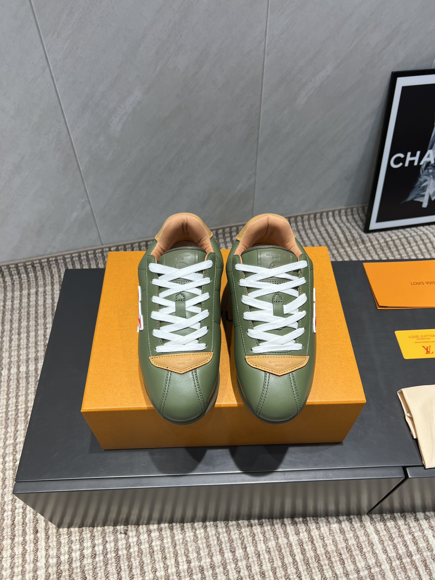 NO:484261,: Couples 'Top Exclusive First Offer' [Couple Bread Thick-Soled Casual Shoes] 2025 New LV Couple Bread Casual Shoes, Fashionable Skills This Footprint Soccer sneakers were unveiled at the 2025 Spring and Summer Fashion Show. It is the first sneaker designed by Pharrell Williams with football shoes inspiration. The shoes are inspired by football sports across generations and culture, echoing the theme of unity and participation of the 2025 Spring and Summer Fashion Show. The shoes are known for their smooth design, with dynamic IV Initials logo on the sides, and the tongue is embellished with Lvers United badges inspired by the football team, and the sole of the footprint rubber sole is decorated with a variety of Louis Vuitton logos. Fabric: Original custom leather oil edge craftsmanship Inner: Original custom breathable net Fighting pad: Original custom injection molding Outsole: Original open mold TPU foam molding sole Packaging: Original latest packaging Size: 35-44 (Female 41 men 38.45.46 customized without return) Color: Official website synchronous update, casual shoes/sports shoes, louis vuitton, louis vuitton, versace, sneakers, cowhide19860909:情侣《顶级独家首发》【情侣面包厚底休闲鞋】 2025年新款LV情侣同款面包休闲鞋,穿上就是时髦精 这款 Footprint Soccer 运动鞋于2025春夏系列时装展中亮相,是Pharrell Williams 首次以足球鞋为灵感设计的运动鞋.鞋款的灵感来自跨越世代和文化的足球运动,呼应2025春夏系列时装展团结一致、全民参与的主题.鞋款以流丽的设计著称,侧面以富动感的IV Initials标志点缀,鞋舌缀有灵感来自足球队伍的Lvers United徽章,而脚掌纹橡胶鞋底饰有多款路易威登标志. 面料:原版定制牛皮油边工艺 内里:原版定制透气网 垫脚:原版定制注塑成型 大底:原版开模TPU发泡成型底 包装:原版最新包装 码数:35-44（女41男38.45.46定制不退换） 颜色:官网同步更新,休闲鞋/运动鞋,louis vuitton,louis vuitton,versace,sneakers,cowhide,Women's Shoes