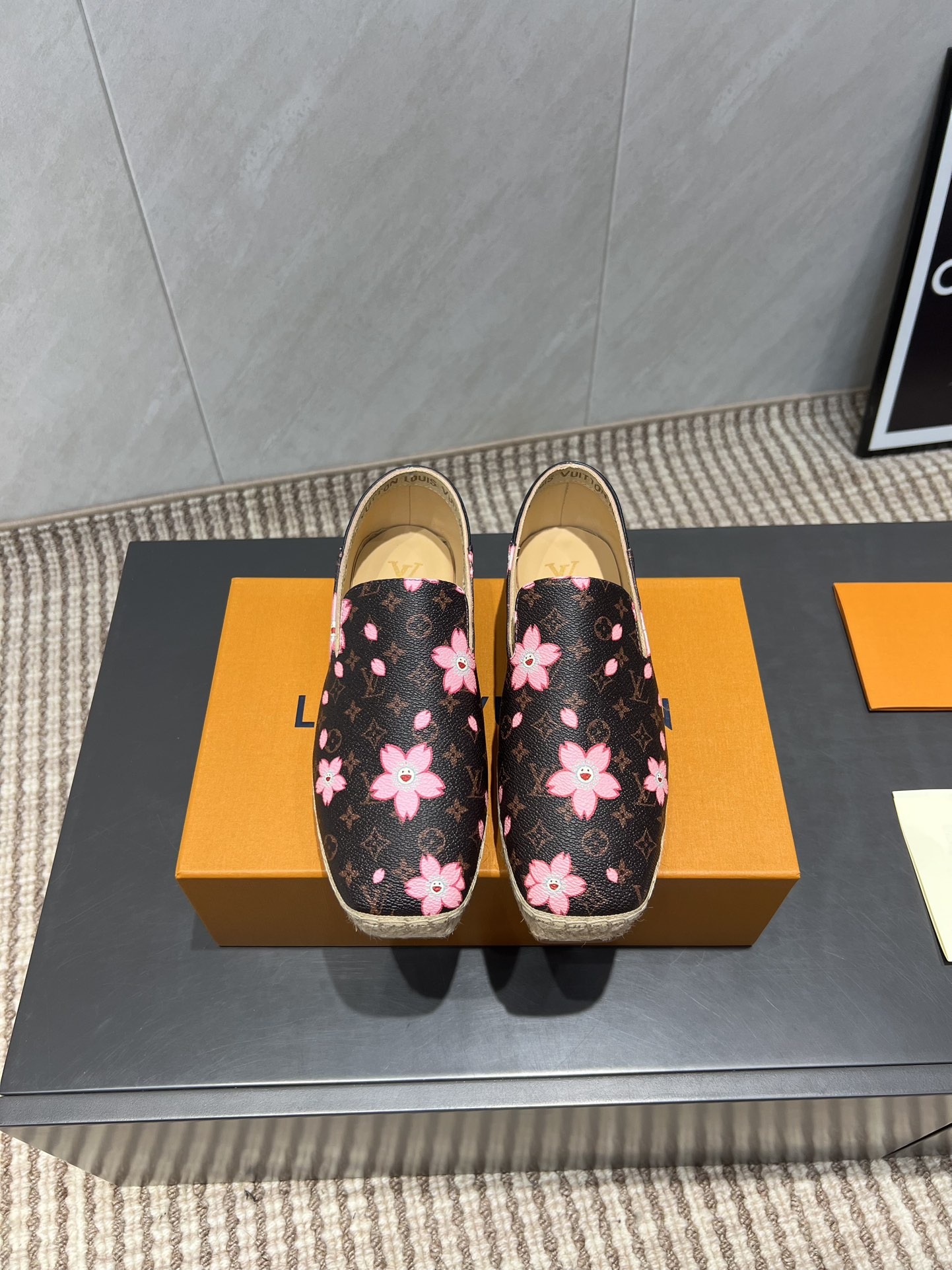 NO:484253,: 'Exclusive Top Version' L Donkey Brand 2025vs Autumn and Winter New Loafer Series... [Hex Rope Thick Sole Loafers] Original details, super genuine style, super good-looking, super atmospheric on the feet, with temperament, fashionable and sporty style, and excellent comfort... Fabric: Original custom presbyterian leather Inner: Original custom sheepskin foot pad: Original custom sheepskin Outsole: Original open mold hemp rope thick sole Sole Heat: 3cm Size: 35-39 (40.41 customization without return and exchange) Color: Synchronous update of the official website, fisherman shoes, louis vuitton, loafers, espadrilles, sheepskin19860909:《独家顶级版本》 L驴牌2025vs秋冬新款乐福鞋系列……【麻绳厚底乐福鞋】 原版细节,超正版型,超级好看,上脚超大气,自带气质,时尚运动风,舒适度特别棒…… 面料:原版定制老花皮革 内里:原版定制羊皮 垫脚:原版定制羊皮 大底:原版开模麻绳厚底 底高:3cm 码数:35-39（40.41定制不退换） 颜色:官网同步更新,渔夫鞋,louis vuitton,loafers,espadrilles,sheepskin,Women's Shoes