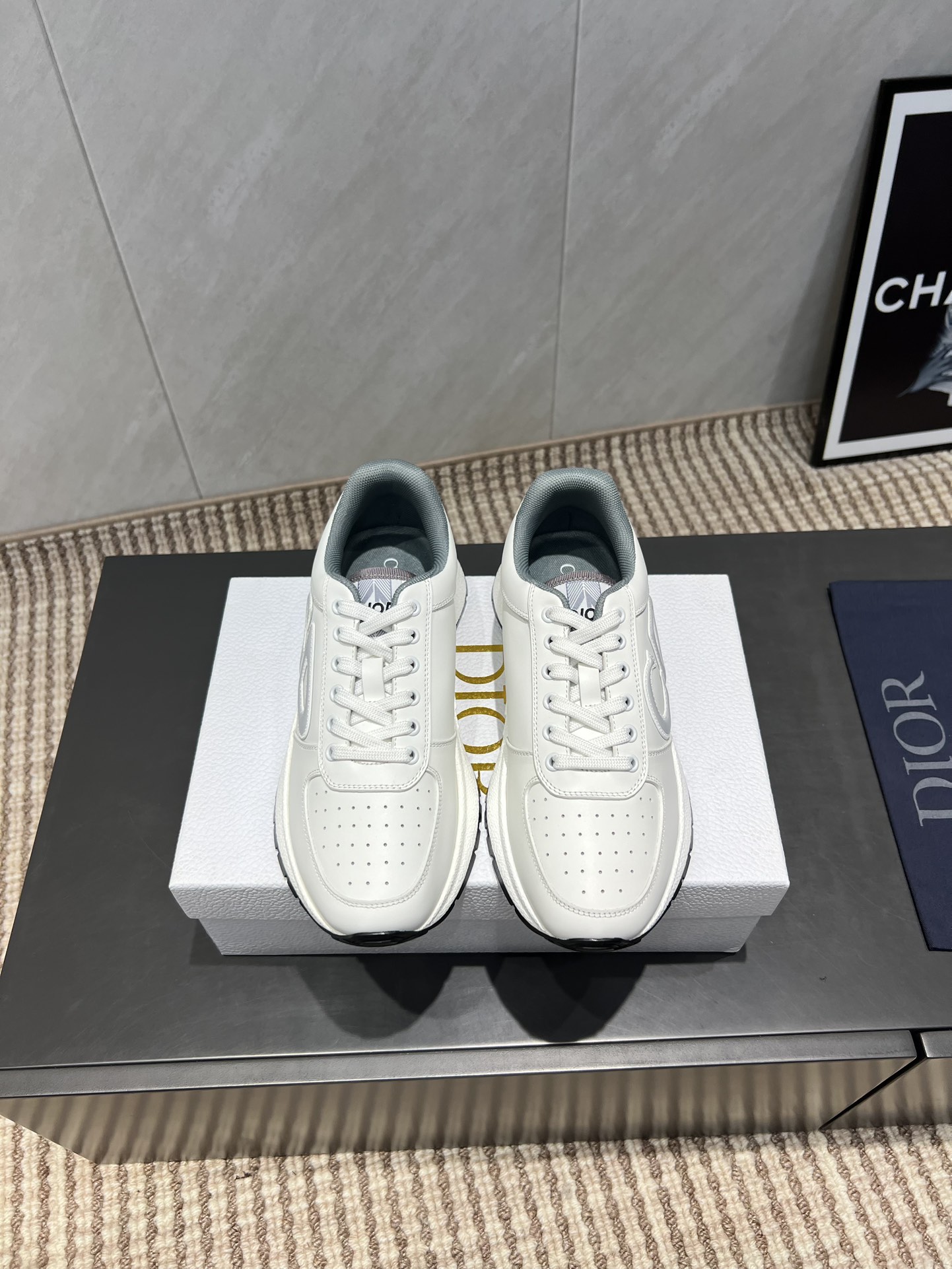 NO:484224,:Leather-faced women and men 'Exclusive Top Version' D*IOR Di*Ao's latest casual hot series... [Couple color-blocking casual shoes] Based on the style of classic sneakers, add deconstructed elements to design. The classic brand digital logo is perfectly presented at the tail of the shoe. The circle is surrounded by the shoe line '23' logo, the original custom cowhide net embroidered letter craftsmanship, full of playfulness, showing the fashionable design of Majira, it is the peak, and the foot is the king. Fabric: Original custom silk cowhide inner: Original custom breathable fabric Fighting pad: Original high-density breathable fabric injection molding pad Outsole: Original TPU mold-absorbing multi-color bottom Size: Couple 35-44 (female 41. male 38.45. Customized without return) Packaging: Original full package Color: Official website synchronous update, casual shoes/sports shoes, masion  Margiela,sneakers,cowhide19860909:皮面女男 《独家顶级版本》  D*IOR迪*奥最新休闲爆款系列……【情侣拼色休闲鞋】 以经典球鞋的版型为基础 加入解构元素设计 经典品牌数字logo在鞋尾完美呈现 圆圈围绕鞋履线“23”标志, 原版定制牛皮网刺绣字母工艺,玩味十足,尽显马吉拉时髦设计感,上市即巅峰 上脚即王者 面料:原版定制丝绸牛皮 内里:原版定制透气布料 垫脚:原版高密度透气布料注塑成型垫 大底:原版TPU吸模多色底 码数:情侣35-44（女41.男38.45.定制不退换） 包装:原版全套包装 颜色:官网同步更新,休闲鞋/运动鞋,masion margiela,sneakers,cowhide,Women's Shoes