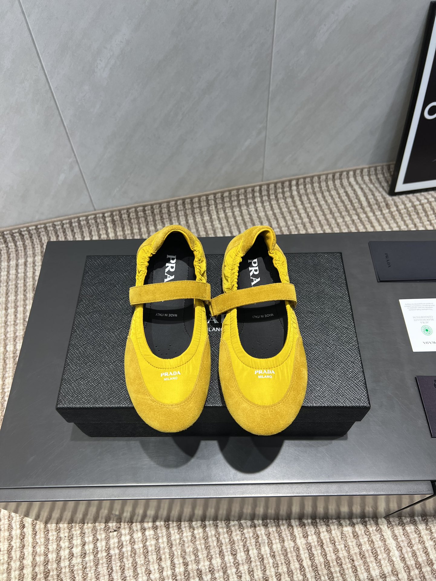 NO:484241,: 'Exclusive Top Version' PRAD-A PRAD-A 2025vs Early Autumn Latest Shoe Series... [Round toe flat loafer single shoes] Original 1:1 customization, this year's most trendy triangle logo pedals British style retro couple white shoes, many internet celebrities put on the feet, this shoe, cowhide color combination, injection-molded triangle letter luogo craft, this year's very exciting, wear casual sports without mistakes... Fabric: Original custom beef velvet high mercerized tarp lining inner: Original custom sheepskin foot pad: Original custom sheepskin Outsole: Original open mold rubber outsole Size: 35-39 (40 customization without return and exchange) Packaging: Original full package Color: Official website synchronous update, single shoes, prada, prada, loafers, cowhide, sheepskin19860909:《独家顶级版本》  PRAD-A普拉*达2025vs早秋最新爆款单鞋系列……【圆头平底乐福单鞋】 原版1:1定制,今年最潮的三角标一脚蹬英伦风复古情侣小白鞋,众多网红上脚,这款鞋,牛皮拼色,注塑三角字母luogo工艺,今年非常爆,穿上休闲运动两不失误…… 面料:原版定制牛猄高丝光防水布 内里:原版定制羊皮 垫脚:原版定制羊皮 大底:原版开模橡胶大底 码数:35-39（40定制不退换） 包装:原版全套包装 颜色:官网同步更新,单鞋,prada,prada,loafers,cowhide,sheepskin,Women's Shoes