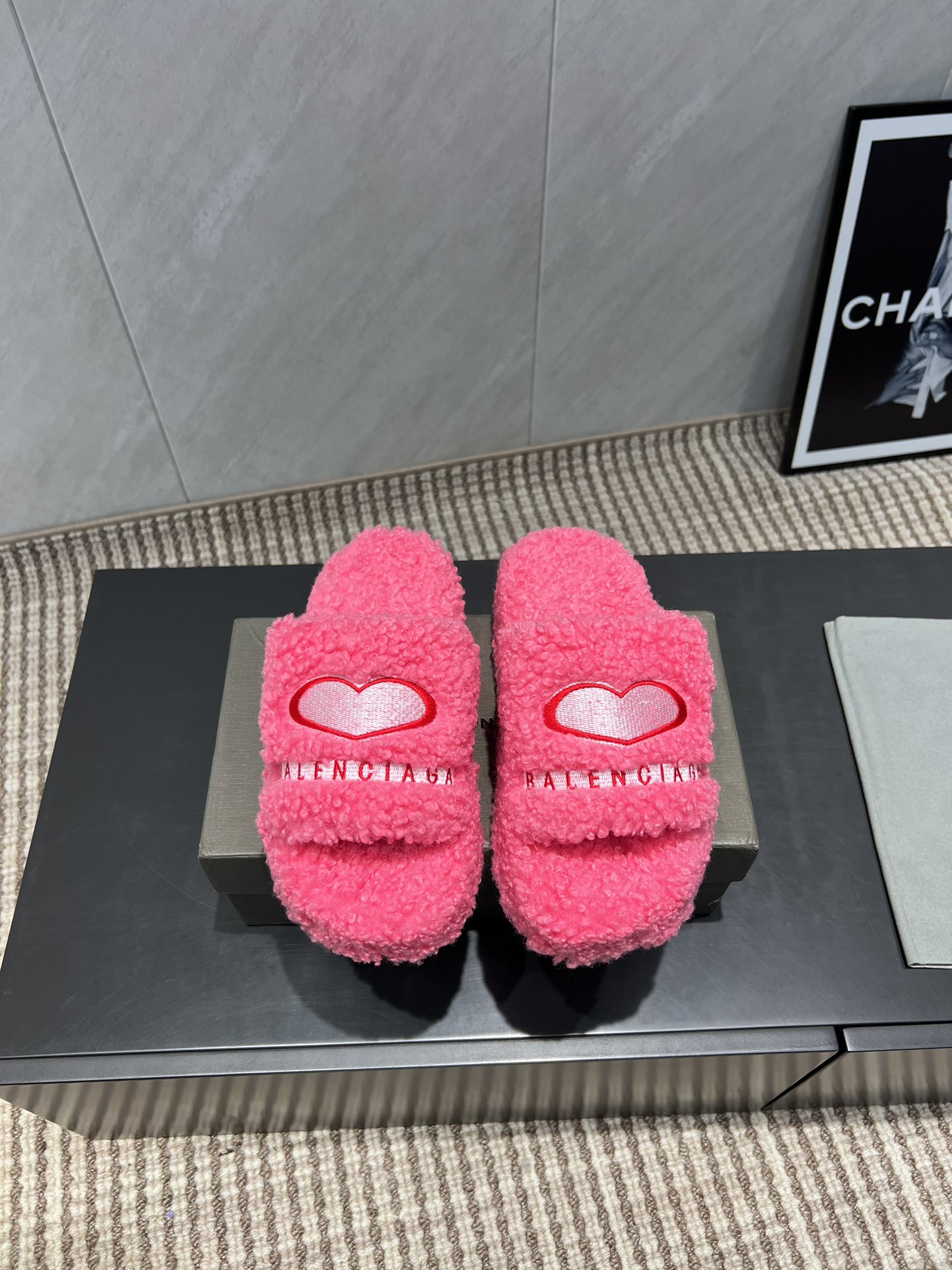 NO:484272,:Wool knitting 'Exclusive Top Version' (Note real wool. Only accept whole orders. No loose orders) Balenciaga 25vs early autumn latest popular couple's wool drag series... [Peach Heart Curly Thick-soled Wool drag] Original purchase and development, making one-to-one Balenciaga The overall shoe shape draws on the creative ideas of the two shoe shapes, Balenciaga Track and Balenciaga Runner, which is equivalent to removing the outer frame of the Track shoe body and inheriting Runner's streamlined shape and beach Velcro technology, used as a concave shape... Fabric: Original custom wool knitting Inner: Original custom wool knitting foot pad: Original custom wool knitting Outsole: Original open mold anti-slip and wear-resistant bottom Size: 35-39 (40.41.42. Customized) Packaging: Original full set of packaging  Color: Official website synchronous update, furry slippers, balenciaga, balenciaga, slippers19860909:织毛《独家顶级版本》（备注真毛.只接整单.不接散单） Balenciaga巴黎世家25vs早秋最新爆款情侣毛拖系列……【桃心卷毛厚底毛拖】 原版购入开发,一比一做货Balenciaga 整体鞋型汲取了Balenciaga Track和Balenciaga Runner两款鞋型的创作思路 相当于把 Track鞋身的外框拆了下来 同时继承了 Runner的流线造型和沙滩魔术贴工艺,用作凹造型…… 面料:原版定制织毛 内里:原版定制织毛 垫脚:原版定制织毛 大底:原版开模防滑耐磨底 码数:35-39（40.41.42.定制） 包装:原版全套包装 颜色:官网同步更新,毛毛鞋拖鞋,balenciaga,balenciaga,slippers,Women's Shoes