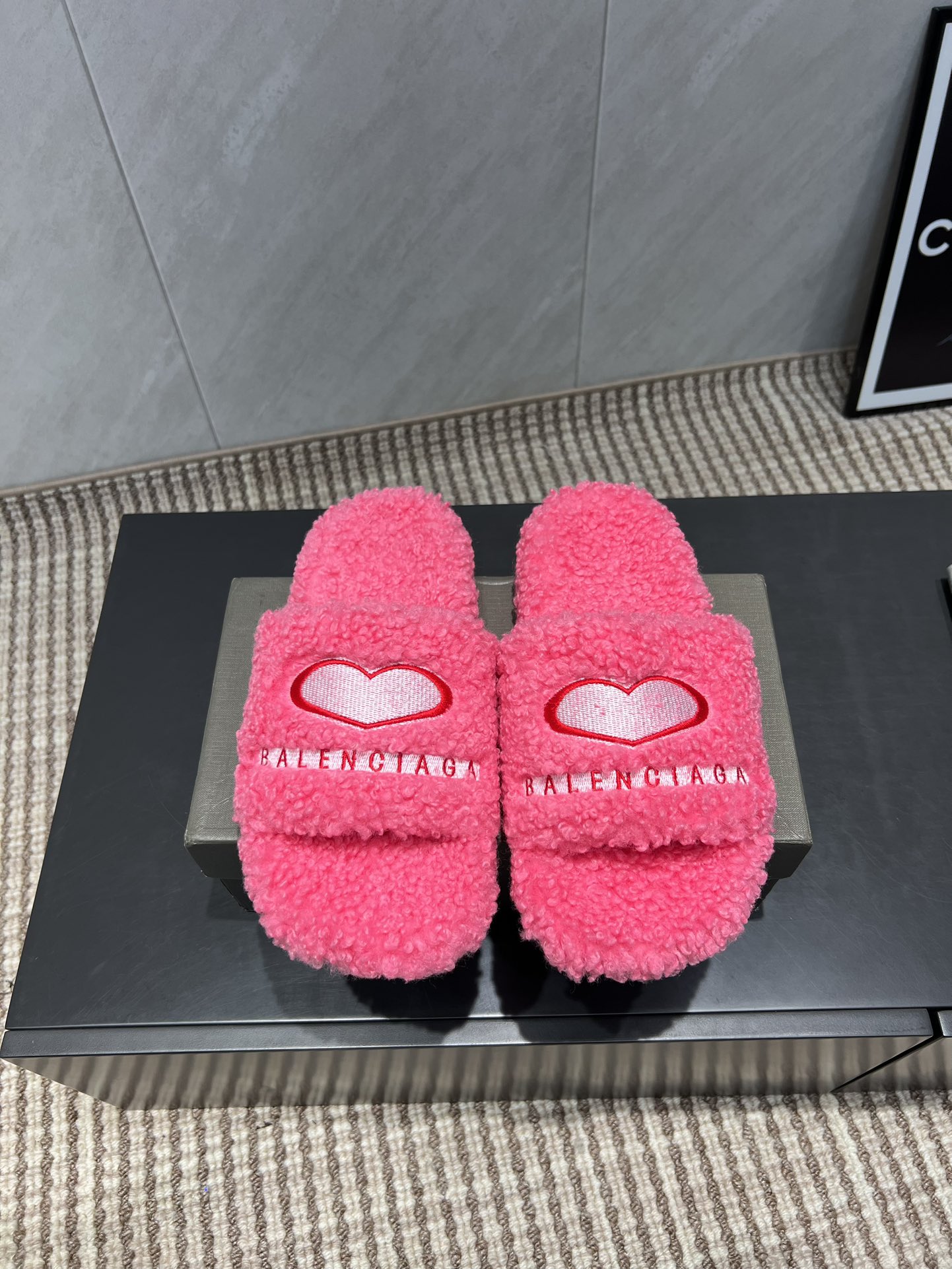 NO:484276,: Couple wool knitting 'Exclusive Top Version' (Note real wool. Only accept whole orders. No loose orders) Balenciaga 25vs early autumn latest popular couple wool drag series... [Couple Peach Heart Curly Wool dripping] Original purchase and development, one-to-one Balenciaga The overall shoe shape draws on the creative ideas of the two shoe shapes, Balenciaga Track and Balenciaga Runner, which is equivalent to removing the outer frame of the Track shoe body and inheriting Runner's streamlined shape and beach Velcro technology, used as a concave shape... Fabric: Original custom wool knitting Inner: Original custom wool knitting foot pad: Original custom wool knitting Outsole: Original open mold anti-slip wear-resistant bottom Size: 35-44 (45.46 customized) Packaging: Original full set of packaging  Color: Official website synchronous update, furry slippers, balenciaga, balenciaga, slippers19860909:情侣织毛《独家顶级版本》（备注真毛.只接整单.不接散单） Balenciaga巴黎世家25vs早秋最新爆款情侣毛拖系列……【情侣桃心卷毛毛拖】 原版购入开发,一比一做货Balenciaga 整体鞋型汲取了Balenciaga Track和Balenciaga Runner两款鞋型的创作思路 相当于把 Track鞋身的外框拆了下来 同时继承了 Runner的流线造型和沙滩魔术贴工艺,用作凹造型…… 面料:原版定制织毛 内里:原版定制织毛 垫脚:原版定制织毛 大底:原版开模防滑耐磨底 码数:35-44（45.46定制） 包装:原版全套包装 颜色:官网同步更新,毛毛鞋拖鞋,balenciaga,balenciaga,slippers,Women's Shoes