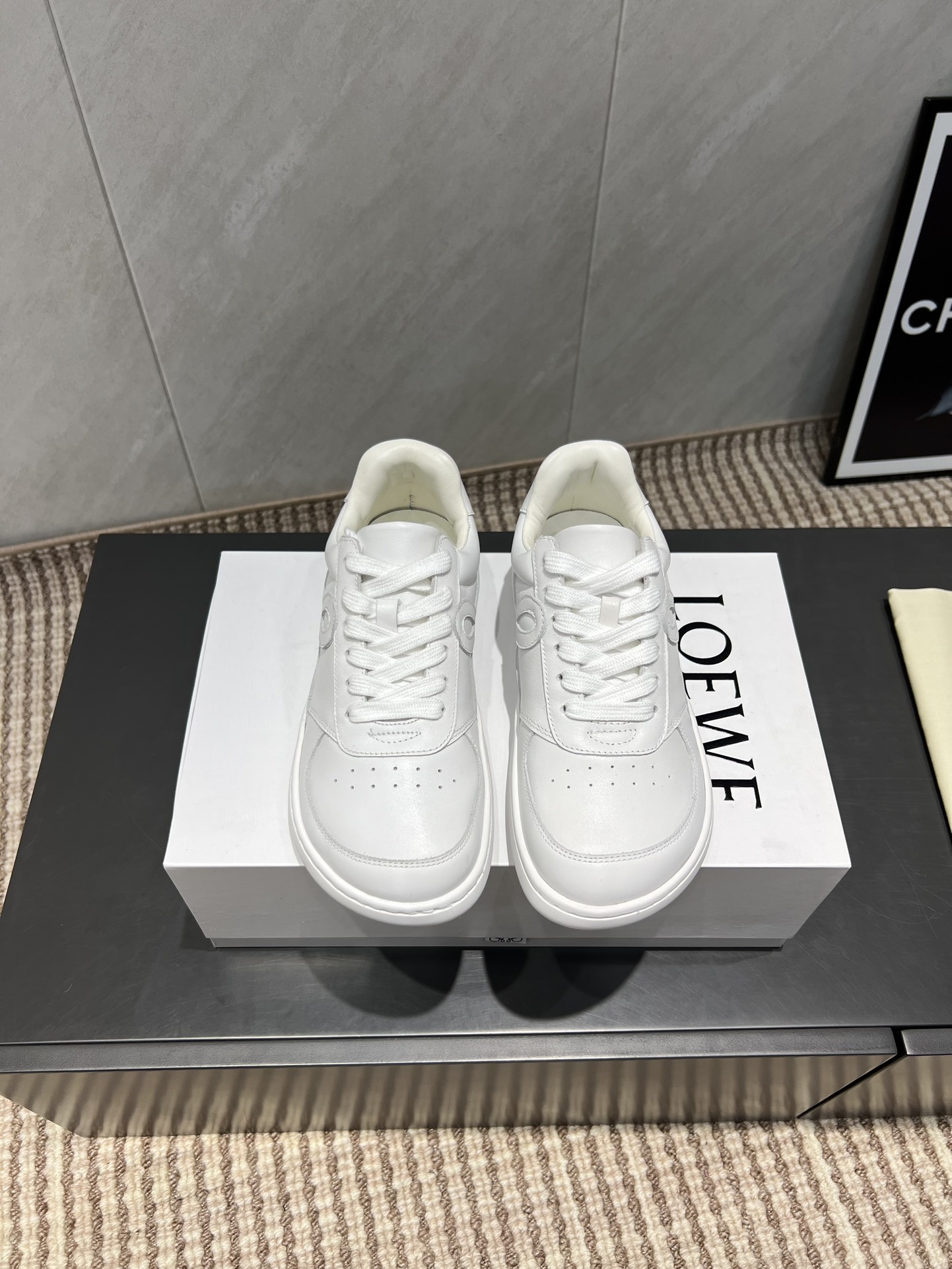 NO:484236,Couple 'Exclusive Top Version' L*OEWE Luo* Yiwei 25vs Autumn latest king-explosive casual series... [Couple Thick Sole Casual Shoes] Yang Mi's simple loafer shoes big toe casual shoes round toe shoes without any complicated decorations, pure and minimalist, comfortable and retro literary temperament, worth buying. No matter how fashion changes, loafers have always been one of our must-haves. The simple and scheming shoe design is very suitable for daily outfits with a little British style tone!  Fabric: Original custom cowhide Inner: Original custom sheepskin Finger pad: Original custom sheepskin Outsole: Original mold foam combination outsole Size: 35-44 (female 40.41. male 38.45 customized) Packaging: Original full set of packaging Color: Synchronous update of official website, casual shoes/sports shoes, loafers, sneakers, cowhide, sheepskin19860909情侣《独家顶级版本》 L*OEWE罗*意威25vs秋季最新王炸爆款休闲系列……【情侣厚底休闲鞋】 杨幂同款简约乐福鞋大头休闲鞋圆头单鞋 没有任何繁杂装饰,纯粹极简,舒服又不失复古文艺气质,值得入手 无论时尚怎么变,乐福鞋一直是咱们的必入款之一 简约而又有心机的鞋款设计,非常适合日常穿搭有点英伦风的调性！ 面料:原版定制牛皮 内里:原版定制羊皮 垫脚:原版定制羊皮 大底:原版开模发泡组合大底 码数:35-44（女40.41.男38.45定制） 包装:原版全套包装 颜色:官网同步更新,休闲鞋/运动鞋,loafers,sneakers,cowhide,sheepskin,Women's Shoes