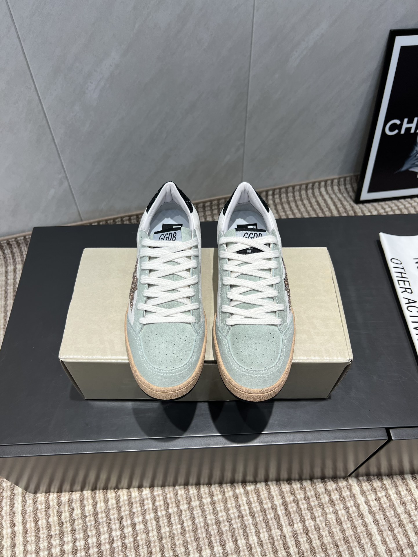 NO:484240,: 'Exclusive Top Version' for men and women. GGDB space star~25vs early autumn new casual small dirty shoes series... [Couple color-blocking casual small dirty shoes] Breaking the traditional aesthetics, the small dirty shoes have been a demonstration of celebrity private servers. It is so versatile!  No need to worry about washing shoes anymore!  Fabric: Original custom cow velvet skin dirty treatment process Inner: Original custom sheepskin foot pad: Original cow leather injection molding Outsole: Original open mold two-color TPU sole Packaging: Original full set of packaging Size: 35-44 (41 for women 41. 38.45 for men) Color: Synchronous update of official website, casual shoes/sports shoes, sneakers, cowhide, sheepskin19860909:女男《独家顶级版本》 GGDB space star~25vs早秋新款休闲小脏鞋系列……【情侣拼色休闲小脏鞋】 打破传统审美,小脏鞋做到了明星私服上脚示范 就是这么百搭 ！再也不用担心洗鞋的问题啦！ 面料:原版定制牛绒皮脏处理工艺 内里:原版定制羊皮 垫脚:原版牛皮注塑成型 大底:原版开模双色TPU大底 包装:原版全套包装 码数:35-44（女41.男38.45定） 颜色:官网同步更新,休闲鞋/运动鞋,sneakers,cowhide,sheepskin,Women's Shoes