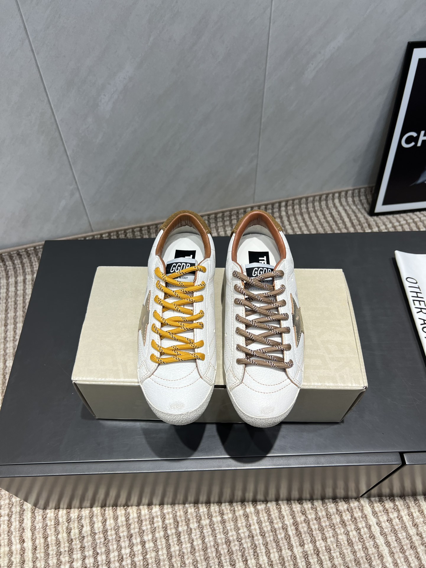 NO:484252,: Women's 'Exclusive Top Version' GGDB space star~25vs early autumn new casual small dirty shoes series... [Women's color-blocking casual small dirty shoes] Breaking the traditional aesthetics, the small dirty shoes have been a demonstration of celebrity private servers. It's so versatile!  No need to worry about washing shoes anymore!  Fabric: Original custom cow velvet leather Inner: Original custom sheepskin Finger pad: Original cow leather injection molding Outsole: Original open mold two-color TPU sole Packaging: Original full package Size: 35-39 (40 fixed) Color: Synchronous update of official website, casual shoes/sports shoes, sneakers, cowhide, sheepskin19860909:女《独家顶级版本》 GGDB space star~25vs早秋新款休闲小脏鞋系列……【女款拼色休闲小脏鞋】 打破传统审美,小脏鞋做到了明星私服上脚示范 就是这么百搭 ！再也不用担心洗鞋的问题啦！ 面料:原版定制牛绒皮 内里:原版定制羊皮 垫脚:原版牛皮注塑成型 大底:原版开模双色TPU大底 包装:原版全套包装 码数:35-39（40定） 颜色:官网同步更新,休闲鞋/运动鞋,sneakers,cowhide,sheepskin,Women's Shoes