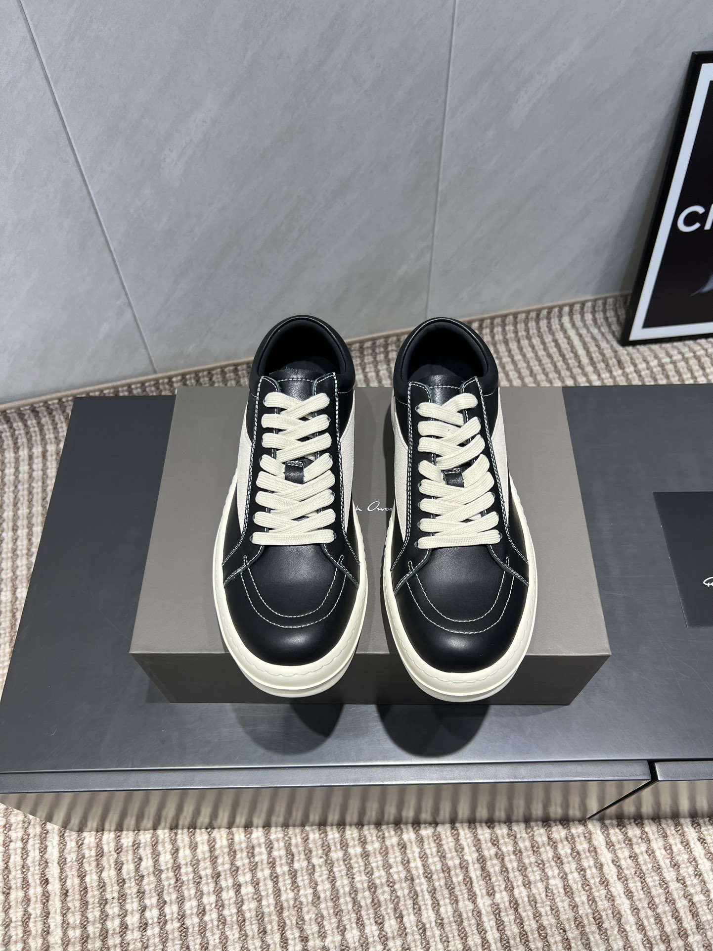 NO:484256,: Cowhide women and men 'Exclusive Top Version' RICK OWENS·Owens 2025vs new RO couple retro thick-soled skateboard shoes casual sneakers... Original purchase and development for making RICKOWENS full-grain calfskin exudes a high-end brilliance of quality and unique design. Every inch of calfskin is synonymous with luxury, soft touch and aristocratic atmosphere. This is not only a material, but also a perfect pursuit of fashion taste. With your trendy outfits, the overall quality will be improved instantly!  Fabric: Original custom cowhide Inner: Original custom cowhide Foot pad: Original cowhide injection molding Outsole: Original open mold TPU outsole Packaging: Original full package Size: 35-44 (Female 41. Male 38.45.46 Customized) Color: Synchronous update of official website, casual shoes/sports shoes, sneakers, cowhide19860909:牛皮女男 《独家顶级版本》 RICK OWENS·欧文斯 2025vs新款RO情侣款复古厚底滑板鞋休闲运动鞋…… 原版购入开发做货 RICKOWENS全粒面小牛皮,散发出品质与独特设计的高级光芒,每一寸的小牛皮,都是奢华的代名词,触感柔软,充满贵族气息,这不仅仅是一款材质,更是对时尚品位的完美追求,搭配你的潮流穿搭,瞬间让整体品质提升！ 面料:原版定制牛皮 内里:原版定制牛皮 垫脚:原版牛皮注塑成型 大底:原版开模TPU大底 包装:原版全套包装 码数:35-44（女41.男38.45.46定） 颜色:官网同步更新,休闲鞋/运动鞋,sneakers,cowhide,Women's Shoes