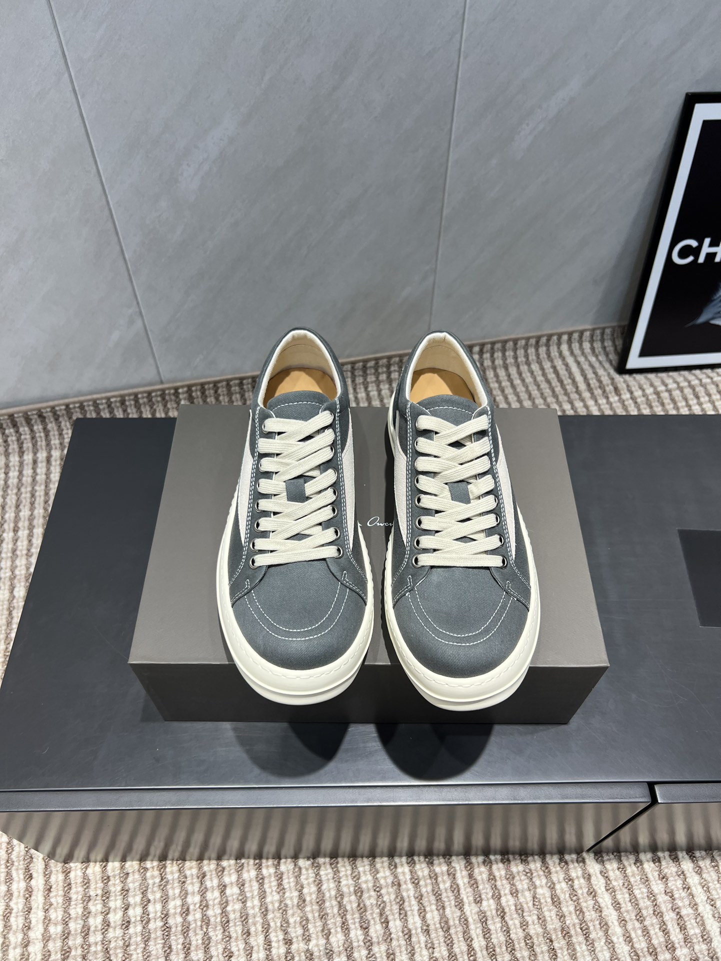 NO:484260,: Canvas for men 'Exclusive Top Version' RICK OWENS·Owens 2025vs new RO couple retro thick-soled skateboard shoes casual sneakers... Original purchase and development for making RICKOWENS original high-density canvas exudes high-quality light of quality and unique design. They are synonymous with luxury, soft touch and full of aristocratic atmosphere. This is not only a material, but also a perfect pursuit of fashion taste. When paired with your trendy outfits, the overall quality will be improved instantly!  Fabric: Original custom canvas Inner: Original custom cowhide Foot pad: Original cowhide injection molding Outsole: Original open mold TPU outsole Packaging: Original full package Size: 35-44 (Female 41. Male 38.45.46 Customized) Color: Synchronous update of official website, casual shoes/sports shoes, sneakers, cowhide19860909:帆布女男 《独家顶级版本》 RICK OWENS·欧文斯 2025vs新款RO情侣款复古厚底滑板鞋休闲运动鞋…… 原版购入开发做货 RICKOWENS原版高密度帆布,散发出品质与独特设计的高级光芒,都是奢华的代名词,触感柔软,充满贵族气息,这不仅仅是一款材质,更是对时尚品位的完美追求,搭配你的潮流穿搭,瞬间让整体品质提升！ 面料:原版定制帆布 内里:原版定制牛皮 垫脚:原版牛皮注塑成型 大底:原版开模TPU大底 包装:原版全套包装 码数:35-44（女41.男38.45.46定） 颜色:官网同步更新,休闲鞋/运动鞋,sneakers,cowhide,Women's Shoes