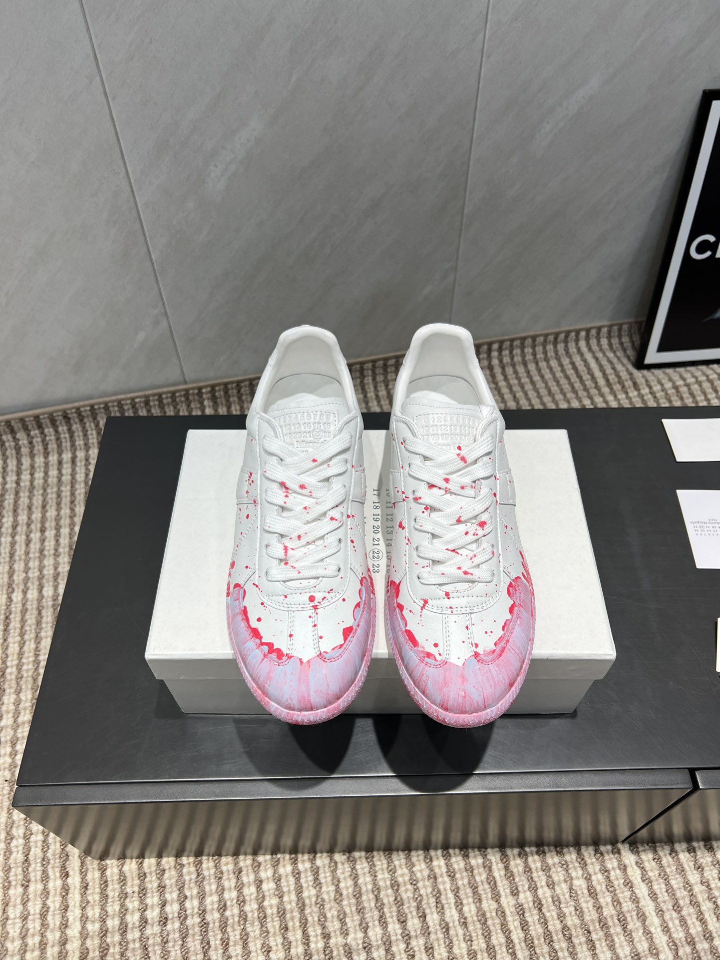 NO:484264,:Leather-faced women and men 'Exclusive Top Version' M*M6M*aison M*argiela~25vs new retro casual series... [Retro graffiti casual shoes] Just by hearing the retro style, you can immediately think of the classic M*arginal, retro and fashionable, spring, summer, autumn and winter color matching is clean and refreshing, comfortable, cool, casual style design, very Magila style, pressure-free and pioneering elements on the feet, original packaging A light luxury trendy style and multi-element combination combined with Magila designer design This German training shoe continues the classic T-shaped genuine leather splicing. After many careful improvements by the design team, it is just to let you experience the most original military flavor~ The designer's design technology combines sports and leisure Labang last top craft, without taking off the bottom, without odor glue, and uses Labang last technology... Fabric: Original custom cowhide graffiti technology Inner: Original custom sheepskin  Fighting pad: Sheepskin injection molding pad Outsole: Original open mold wear-resistant molding sole Size: 35-44 (Female 41. Male 38.45 customized without return) Packaging: Original full package Color: Official website synchronous update, casual shoes/sports shoes, masion margiela, sneakers, cowhide, sheepskin19860909:皮面女男 《独家顶级版本》 M*M6M*aison M*argiela~25vs新款复古休闲系列……【复古涂鸦休闲鞋】 光听到复古风就能立刻想到经典M*arginal,复古时髦,春夏秋冬配色干净清爽集合,舒适,酷飒,休闲于一体的风格设计,很马吉拉风格,上脚无压力十足先锋元素,原版包装 一个轻奢潮款多元素结合玛吉拉设计师设计这一款德国训练鞋延续了经典的T形真皮拼接,经过设计团队多次的精心改良,只为让您体验最原始的军旅味道~设计师设计工艺结合运动休闲拉邦套楦顶级工艺,不脱底,不臭胶水,采用拉邦套楦工艺…… 面料:原版定制牛皮涂鸦工艺 内里:原版定制羊皮 垫脚:羊皮注塑成型垫 大底:原版开模耐磨成型底 码数:35-44（女41.男38.45定制不退换） 包装:原版全套包装 颜色:官网同步更新,休闲鞋/运动鞋,masion margiela,sneakers,cowhide,sheepskin,Women's Shoes