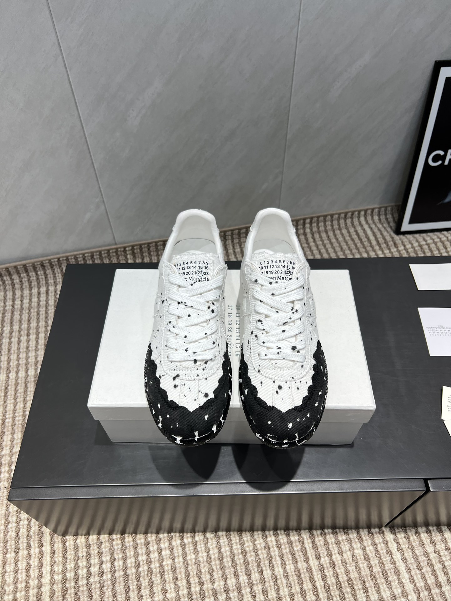 NO:484268,:Female and men on cloth 'Exclusive Top Version' M*M6M*aison M*argiela~25vs new retro casual series... [Retro graffiti casual shoes] Just hearing the retro style, you can immediately think of the classic M*arginal, retro and fashionable, spring, summer, autumn and winter color matching is clean and refreshing, comfortable, cool, casual style design, very Magila style, pressure-free and pioneering elements on the feet, original packaging A light luxury trendy style and multi-element combination combined with Magila designer design This German training shoe continues the classic T-shaped genuine leather splicing. After many careful improvements by the design team, it is just to let you experience the most primitive military flavor~ The designer's design technology combines sports and leisure Labang last top craft, without taking off the bottom, without odor, and adopts Labang last technology... Fabric: Original custom canvas graffiti technology Inner: Original custom sheepskin  Fighting pad: Sheepskin injection molding pad Outsole: Original open mold wear-resistant molding sole Size: 35-44 (Female 41. Male 38.45 customized without return) Packaging: Original full package Color: Official website synchronous update, casual shoes/sports shoes, masion margiela, sneakers, sheepskin19860909:布面女男 《独家顶级版本》 M*M6M*aison M*argiela~25vs新款复古休闲系列……【复古涂鸦休闲鞋】 光听到复古风就能立刻想到经典M*arginal,复古时髦,春夏秋冬配色干净清爽集合,舒适,酷飒,休闲于一体的风格设计,很马吉拉风格,上脚无压力十足先锋元素,原版包装 一个轻奢潮款多元素结合玛吉拉设计师设计这一款德国训练鞋延续了经典的T形真皮拼接,经过设计团队多次的精心改良,只为让您体验最原始的军旅味道~设计师设计工艺结合运动休闲拉邦套楦顶级工艺,不脱底,不臭胶水,采用拉邦套楦工艺…… 面料:原版定制帆布涂鸦工艺 内里:原版定制羊皮 垫脚:羊皮注塑成型垫 大底:原版开模耐磨成型底 码数:35-44（女41.男38.45定制不退换） 包装:原版全套包装 颜色:官网同步更新,休闲鞋/运动鞋,masion margiela,sneakers,sheepskin,Women's Shoes