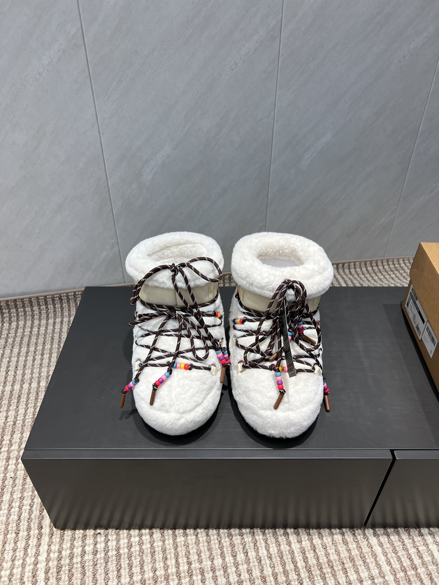 NO:491474,: Christmas style 'Exclusive Top Version' (new upgraded version) Moon Boot 2025vs autumn and winter popular snow boot series... [Ugly cute moon snow boots] Forget UGG, fashionable people are wearing Moon Boot snow boots If you can't accept the revival of UGG, now there is a more alternative snow boot that has been back, with an inner height of 4 cm. That is Moon Boot moon boots have been very popular in the millennium. Back then, celebrities such as paris hilton and victoria beckham often wore it. Now the Y2K trend is popular again. The same QQ show outfit for Piyou, the ugly cute snow boots that were shown by ten thousand people have turned red again, regardless of gender, and look at the giant giant, making it look slim and warm and easy to wear... Fabric: Original customization/cowhide/wool/high mercerized tarp inner:  Original silk cotton inner liner foot pad: Original silk cotton inner liner Outsole: Original open mold dual-color non-slip sole Sole Thickness: 4cm (including internal height increase) Number of codes: 35-40 (customized for 41.42.43) Packaging: Original full package Color: Simultaneous update of official website, snow boots, boots, cowhide19860909:圣诞款《独家顶级版本》（全新升级版本） Moon Boot2025vs秋冬季爆款雪地靴系列……【丑萌月亮雪地靴】 忘了UGG吧,时髦人都在穿Moon Boot雪地靴 如果你难以接受UGG的复兴 那现在有一款更另类的雪地靴又杀回来了,内增高4 cm 那就是Moon Boot月亮靴 在千禧年就已经非常火了 当年paris hilton、victoria beckham  等名人经常穿它,如今Y2K风潮再次流行,痞幼同款QQ秀穿搭,万人大秀的丑萌雪地靴重新翻红,不分男女不分左右,看着巨无霸巨显瘦还暖和好穿…… 面料: 原版定制/牛皮/织毛/高丝光防水布 内里: 原版丝绵内胆 垫脚: 原版丝绵内胆 大底: 原版开模双色防滑大底 底厚:4cm（含内增高） 码数:35-40（41.42.43定制） 包装:原版全套包装 颜色:官网同步更新,雪地靴,boots,cowhide,Women's Shoes