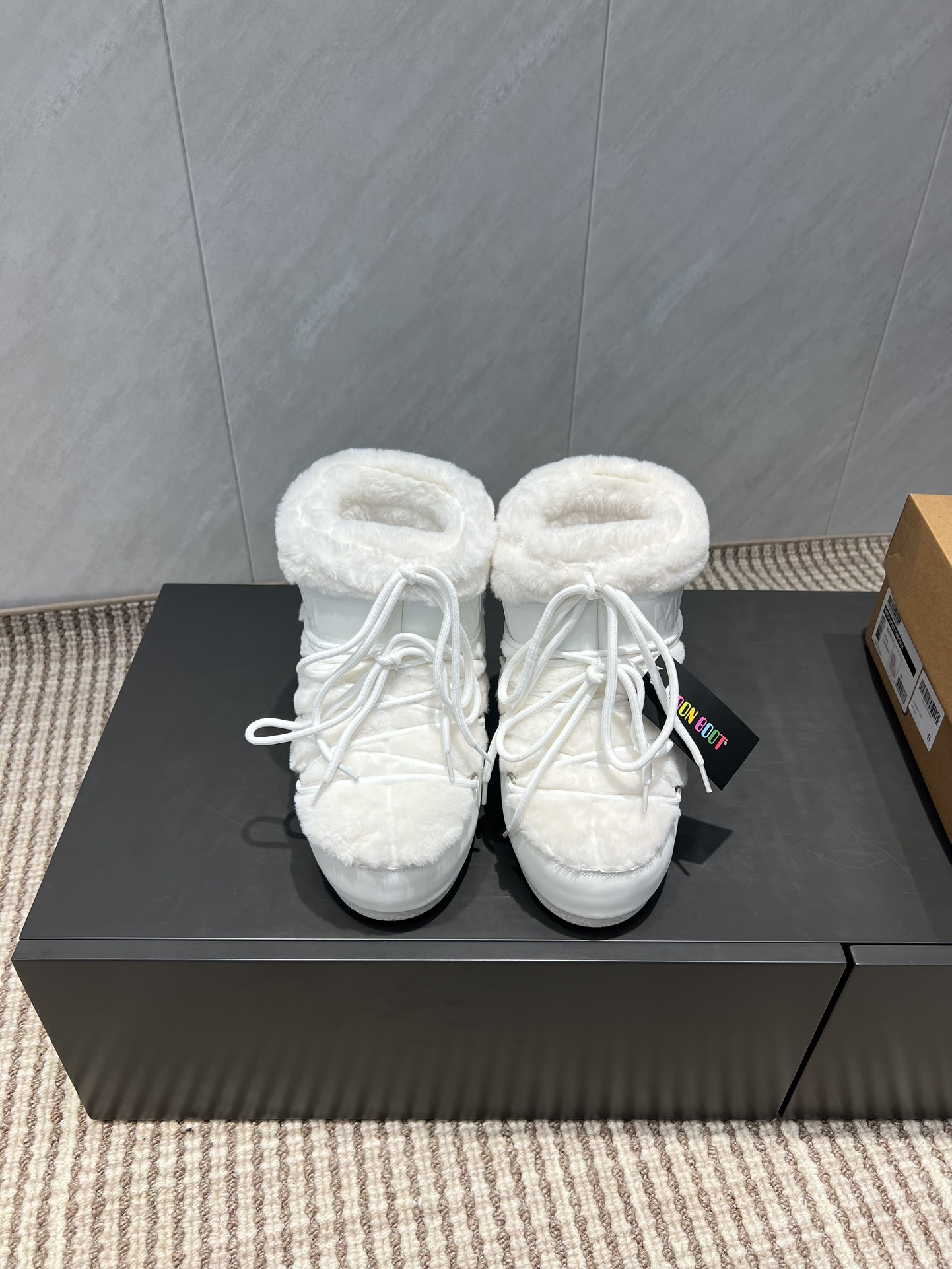 NO:491479,:Furry 'Exclusive Top Version' (new upgraded version) Moon Boot 2025vs Fall and Winter Snow Boot Series... [Ugly Cute Moon Snow Boot] Forget UGG, fashionable people are wearing Moon Boot Snow Boot If you can't accept the revival of UGG, now there is a more alternative snow boot that has been back, with an inner height of 4 cm. That is Moon Boot Moon Boot was already very popular in the millennium. Back then, celebrities such as paris hilton and victoria beckham often wore it. Now the Y2K trend is popular again. The same QQ show outfit for Piyou, the ugly cute snow boots that were shown by ten thousand people have turned red again, regardless of gender, no matter whether it is male or female, it looks slim and warm and easy to wear... Fabric: Original customization/cowhide/wool/high mercerized tarp inner:  Original silk cotton inner liner foot pad: Original silk cotton inner liner Outsole: Original open mold dual-color non-slip sole Sole Thickness: 4cm (including internal height increase) Number of codes: 35-40 (customized for 41.42.43) Packaging: Original full set of packaging Color: Simultaneous update of official website, snow boots, boots, cowhide19860909:毛款《独家顶级版本》（全新升级版本） Moon Boot2025vs秋冬季爆款雪地靴系列……【丑萌月亮雪地靴】 忘了UGG吧,时髦人都在穿Moon Boot雪地靴 如果你难以接受UGG的复兴 那现在有一款更另类的雪地靴又杀回来了,内增高4 cm 那就是Moon Boot月亮靴 在千禧年就已经非常火了 当年paris hilton、victoria beckham  等名人经常穿它,如今Y2K风潮再次流行,痞幼同款QQ秀穿搭,万人大秀的丑萌雪地靴重新翻红,不分男女不分左右,看着巨无霸巨显瘦还暖和好穿…… 面料: 原版定制/牛皮/织毛/高丝光防水布 内里: 原版丝绵内胆 垫脚: 原版丝绵内胆 大底: 原版开模双色防滑大底 底厚:4cm（含内增高） 码数:35-40（41.42.43定制） 包装:原版全套包装 颜色:官网同步更新,雪地靴,boots,cowhide,Women's Shoes